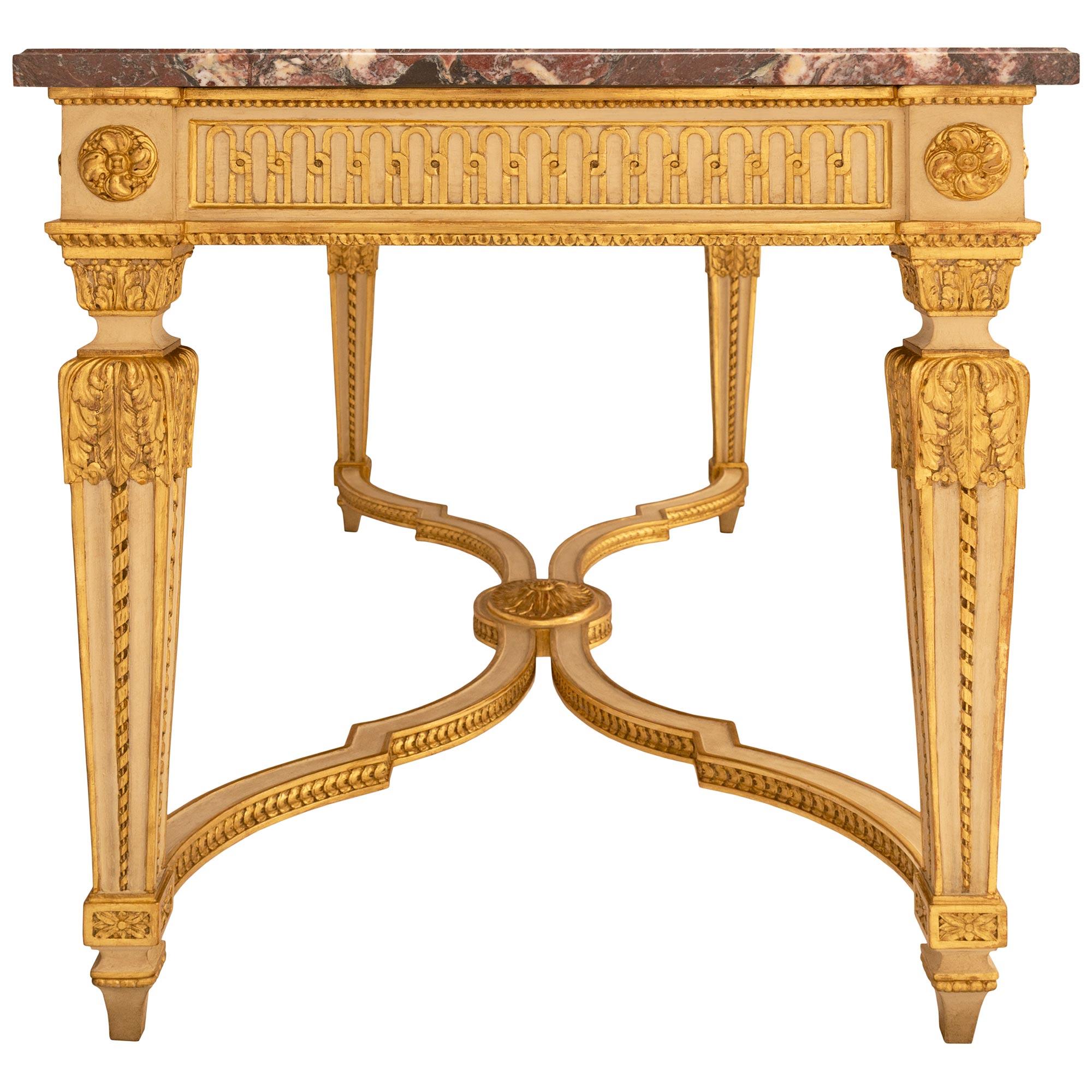 Mesa de centro francesa del siglo XIX, estilo Luis XVI, de madera dorada y mármol Breche Rouge en Bueno estado para la venta en West Palm Beach, FL