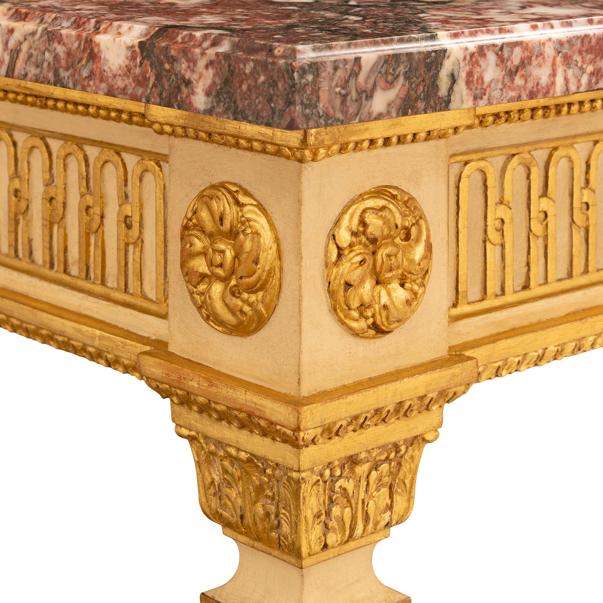 Mesa de centro francesa del siglo XIX, estilo Luis XVI, de madera dorada y mármol Breche Rouge Mármol en venta