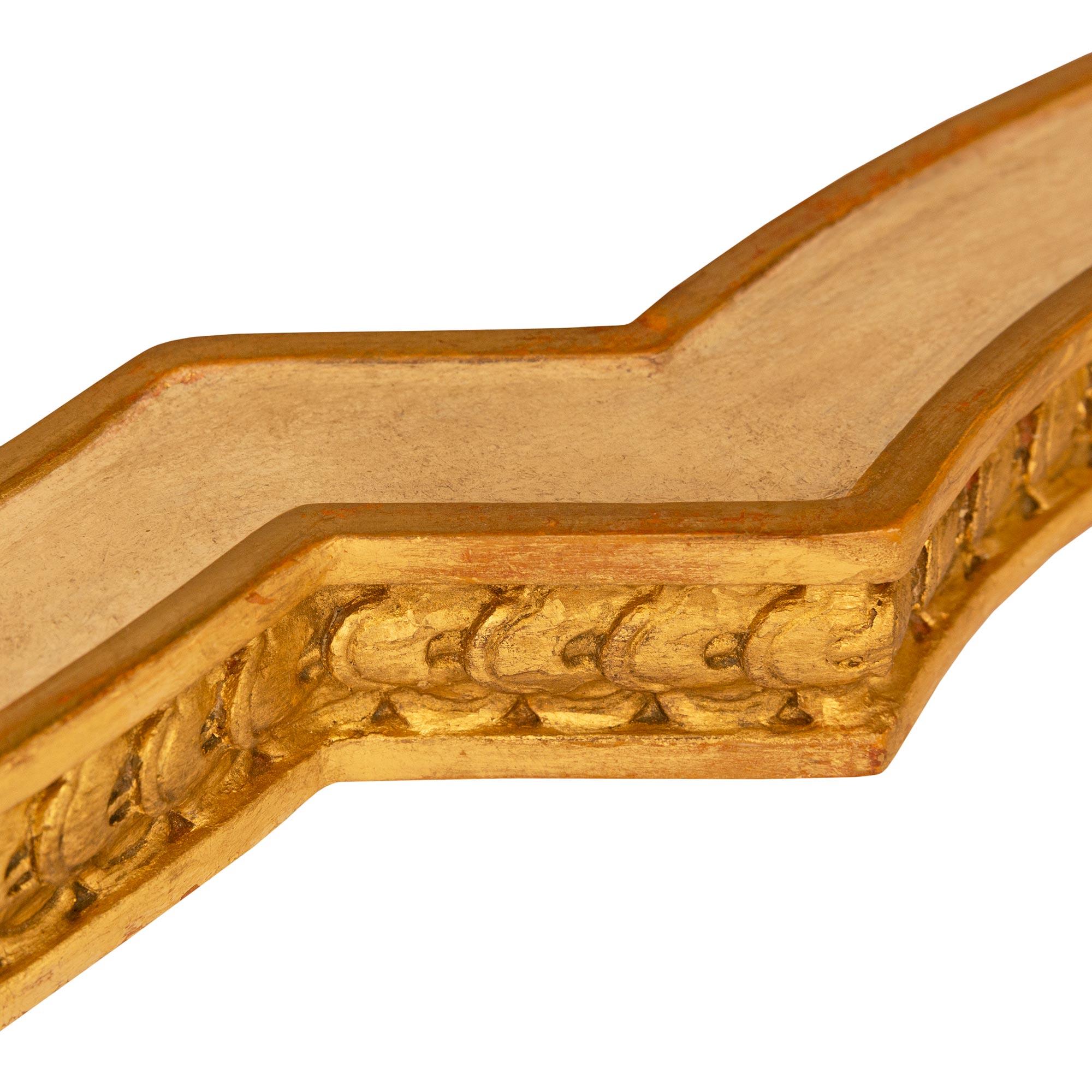 Mesa de centro francesa del siglo XIX, estilo Luis XVI, de madera dorada y mármol Breche Rouge en venta 3