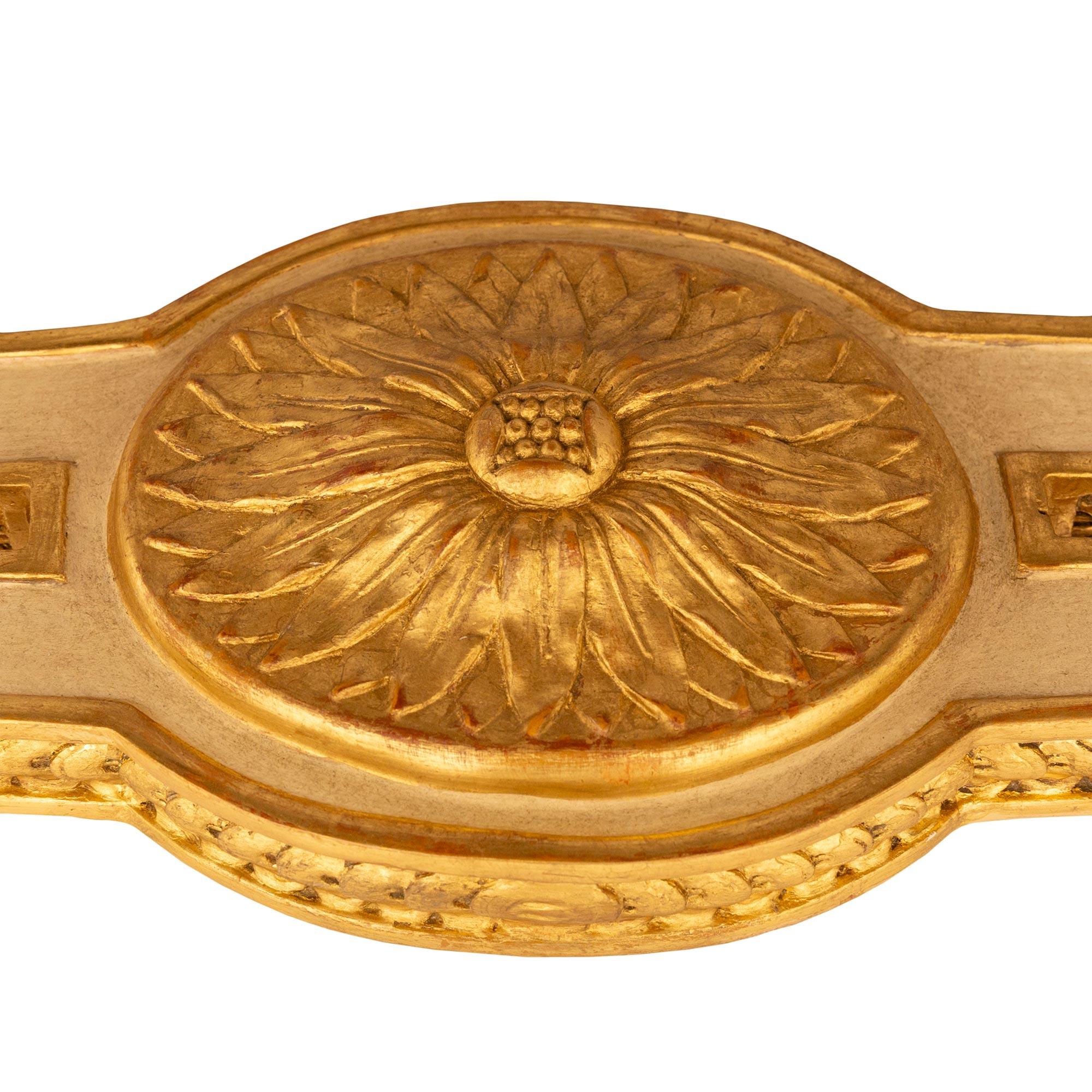 Mesa de centro francesa del siglo XIX, estilo Luis XVI, de madera dorada y mármol Breche Rouge en venta 4