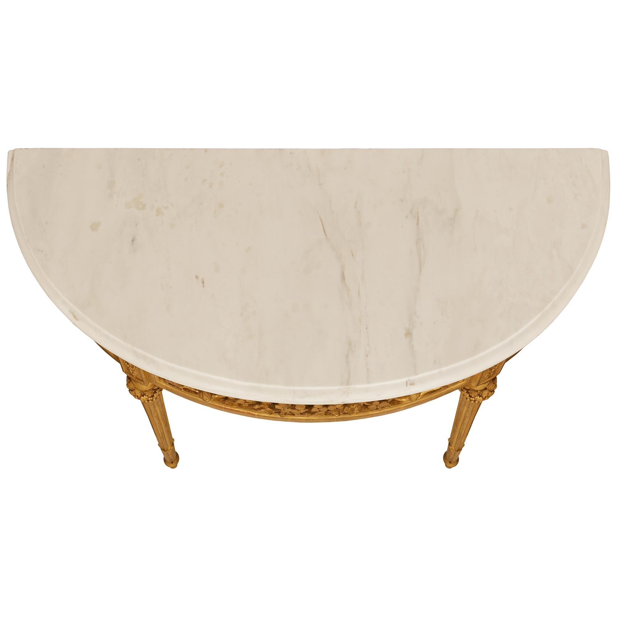 Consola francesa del siglo XIX, estilo Luis XVI, de madera dorada y mármol Calacatta en venta 5