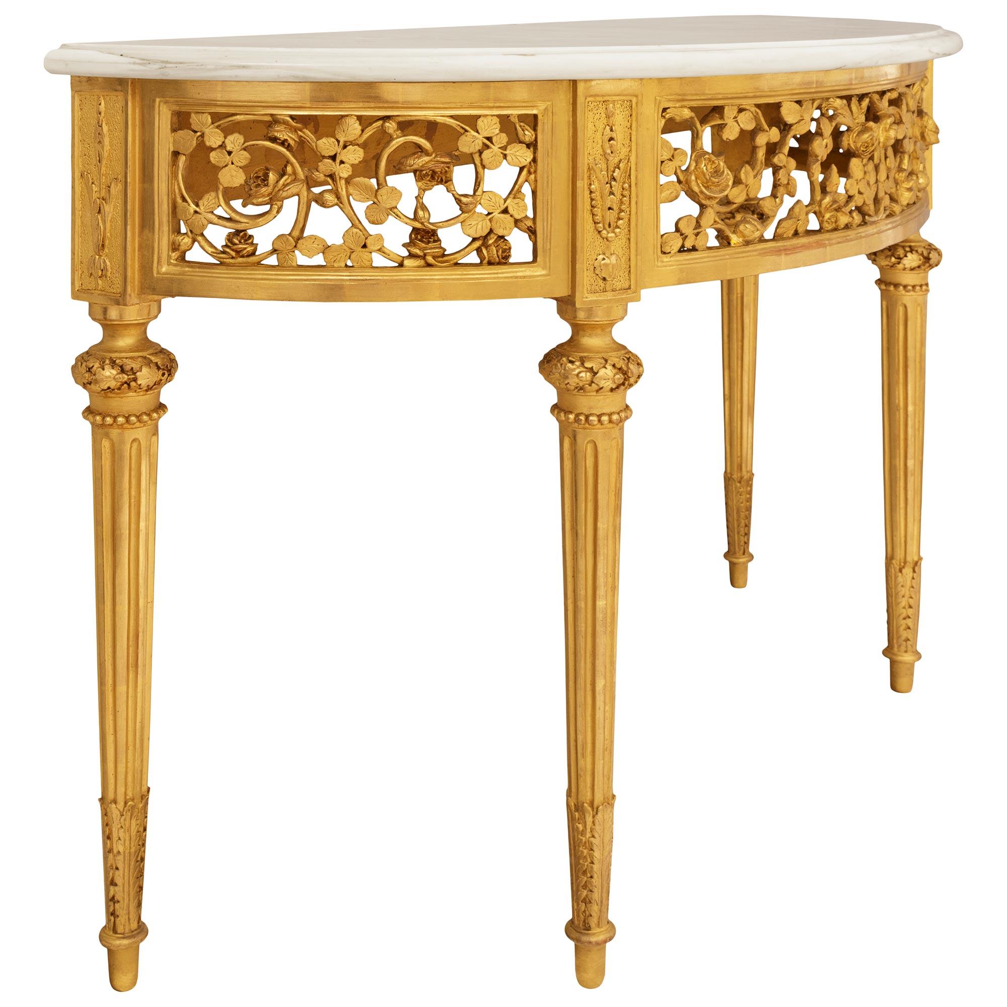 Consola francesa del siglo XIX, estilo Luis XVI, de madera dorada y mármol Calacatta Francés en venta