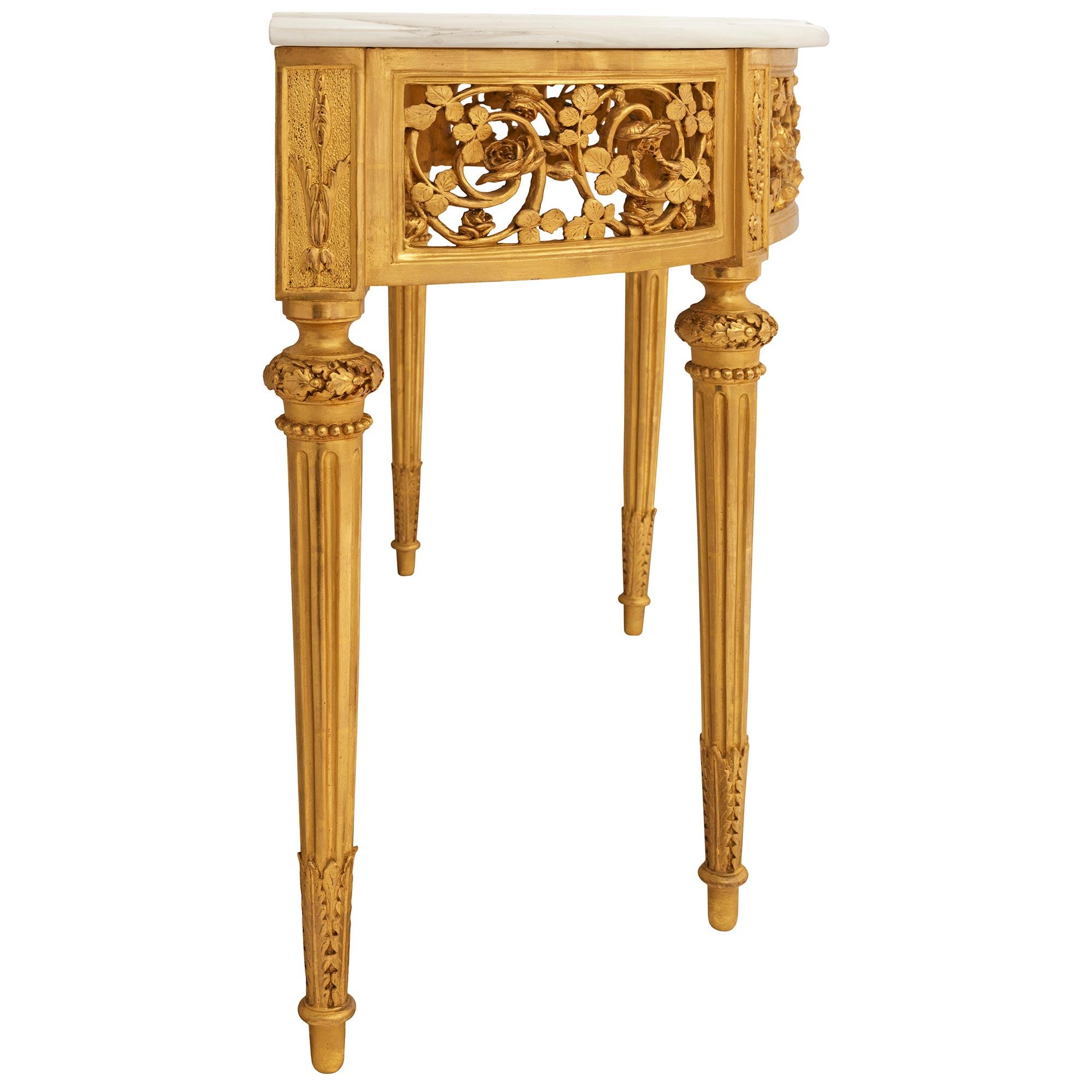 Consola francesa del siglo XIX, estilo Luis XVI, de madera dorada y mármol Calacatta en Bueno estado para la venta en West Palm Beach, FL