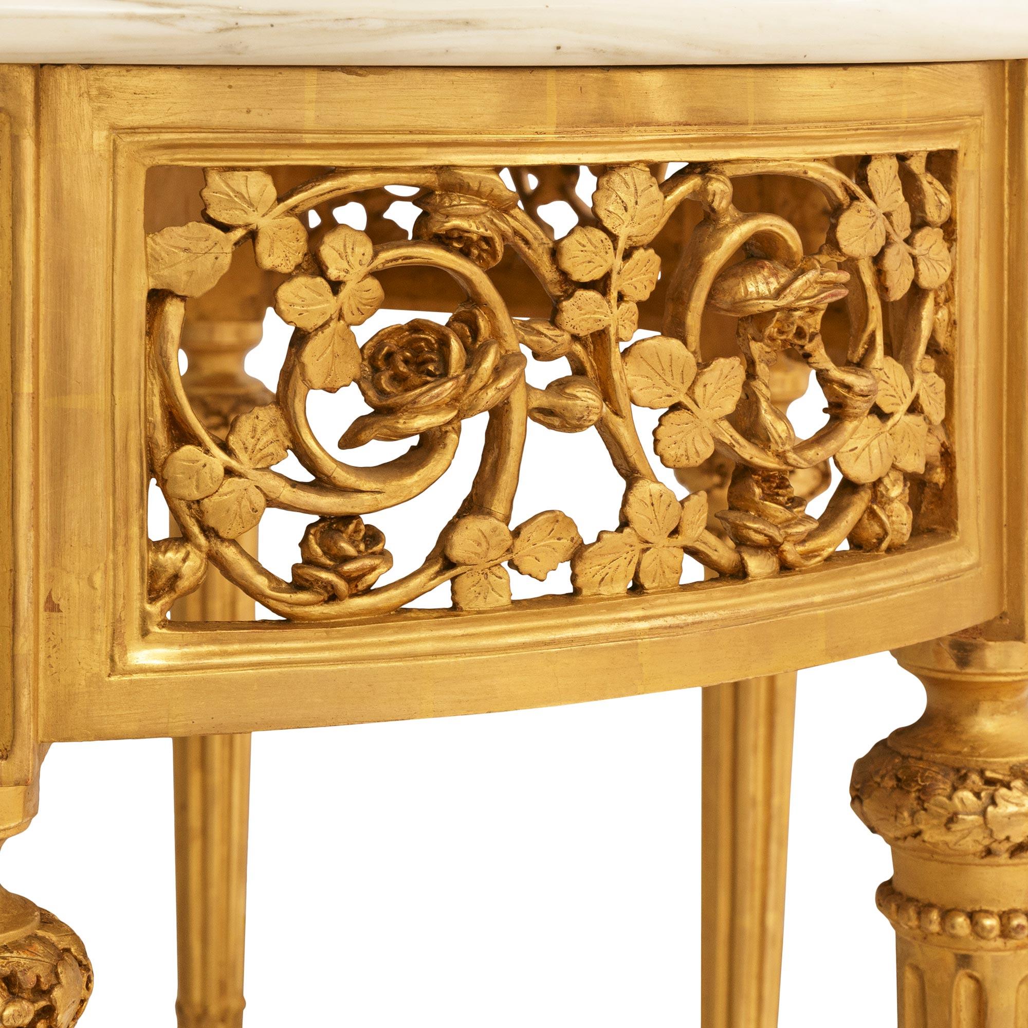 Consola francesa del siglo XIX, estilo Luis XVI, de madera dorada y mármol Calacatta Mármol en venta