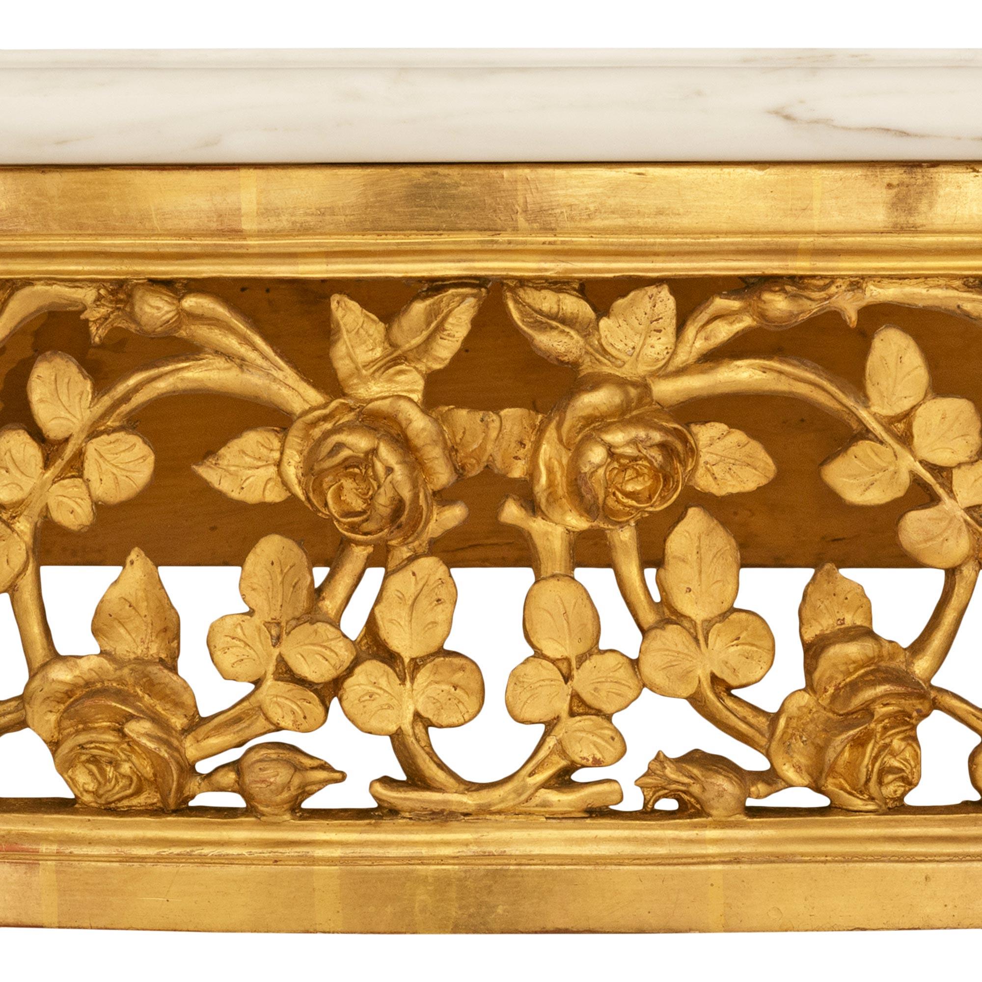 Consola francesa del siglo XIX, estilo Luis XVI, de madera dorada y mármol Calacatta en venta 1
