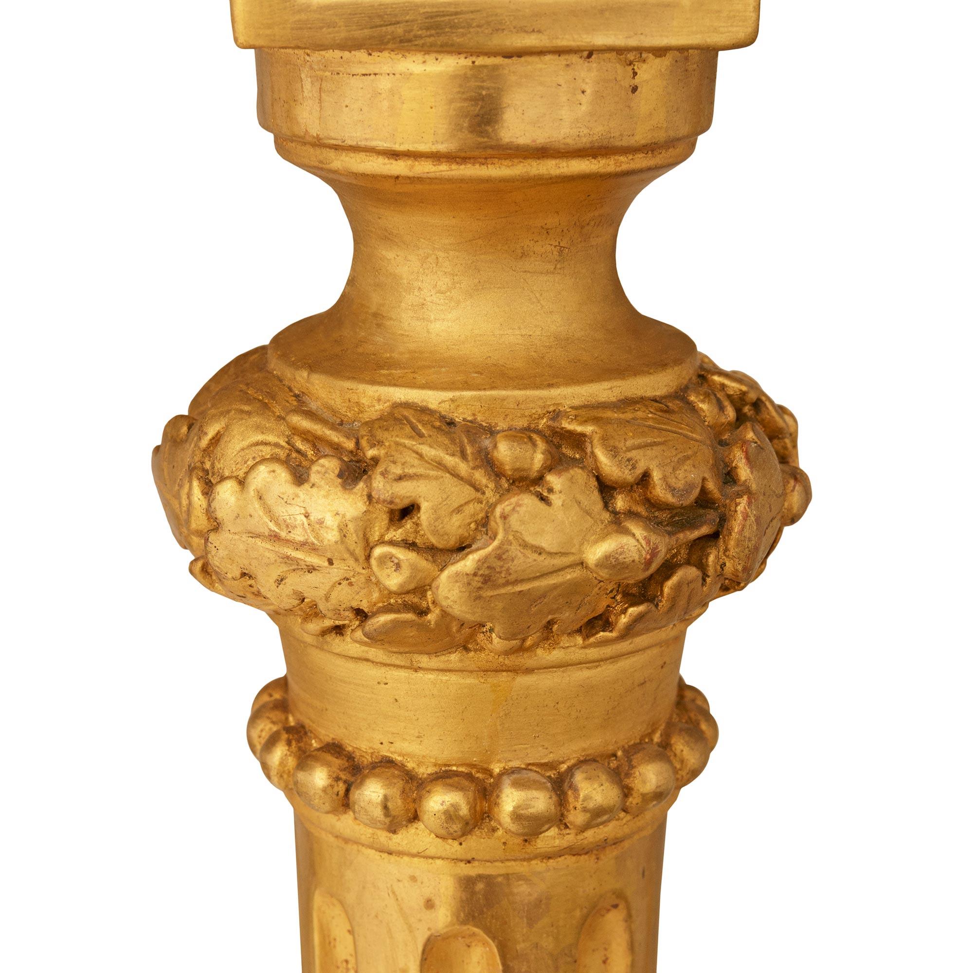 Consola francesa del siglo XIX, estilo Luis XVI, de madera dorada y mármol Calacatta en venta 3