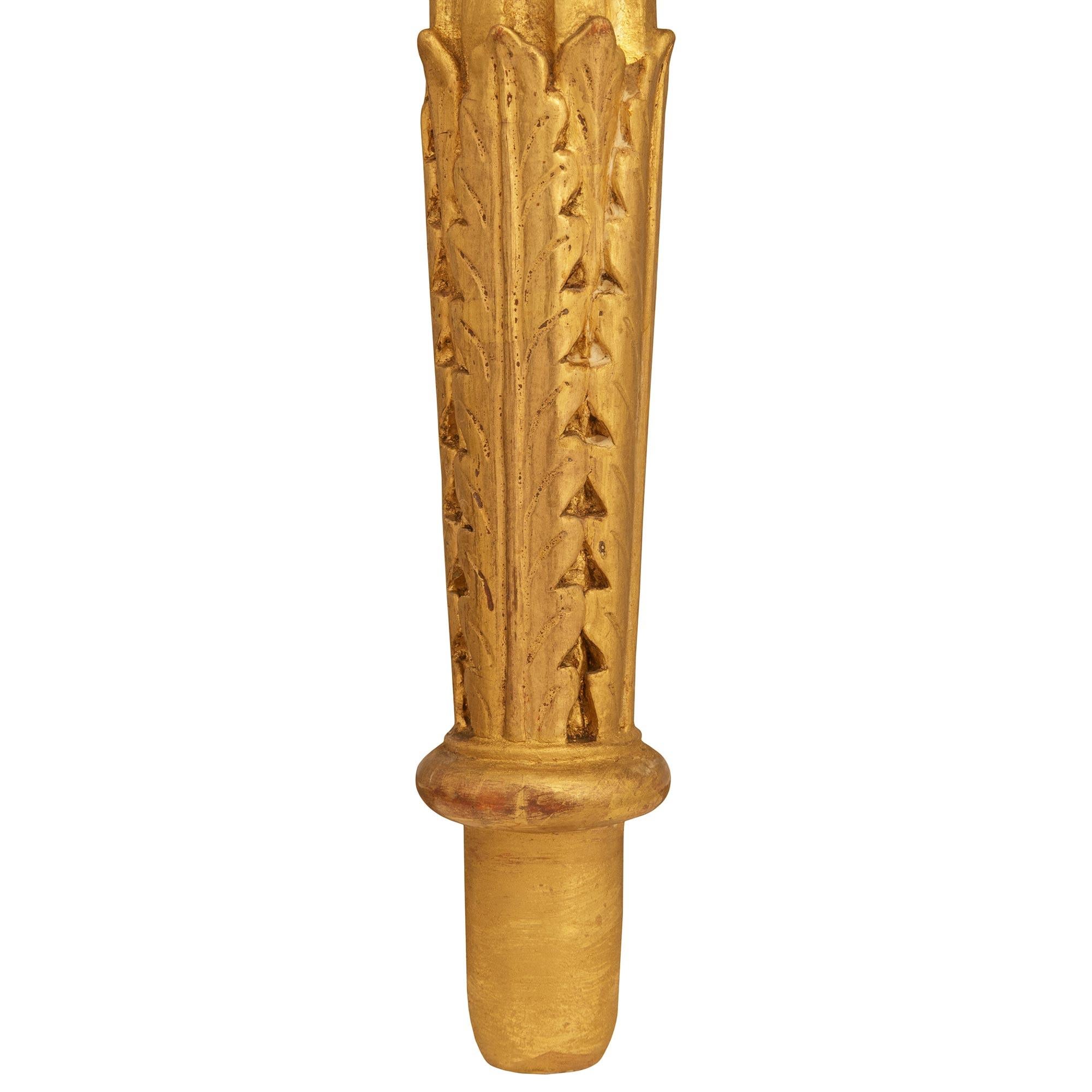 Consola francesa del siglo XIX, estilo Luis XVI, de madera dorada y mármol Calacatta en venta 4