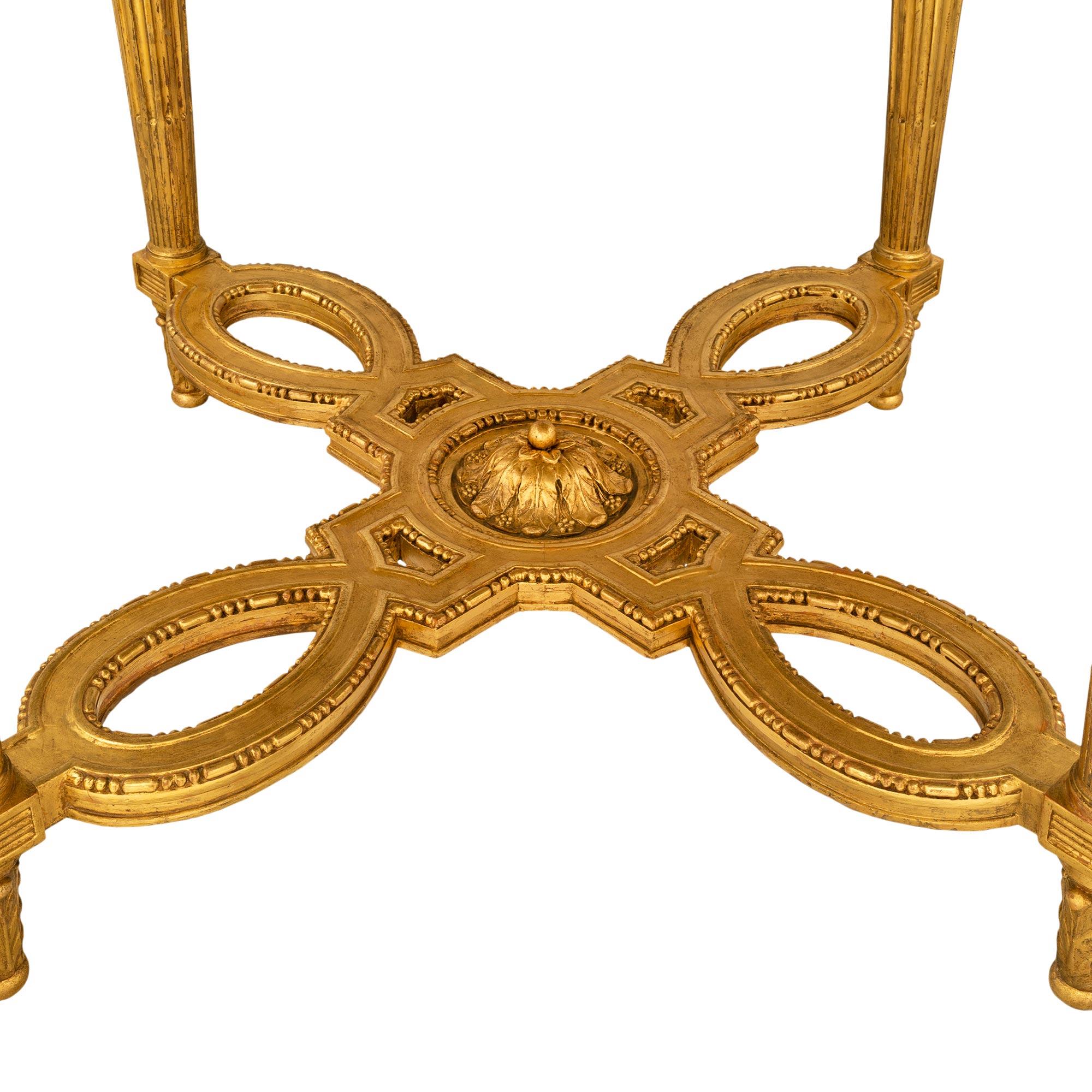 Tavolo da centro francese del XIX secolo Luigi XVI in legno dorato e marmo in vendita 3
