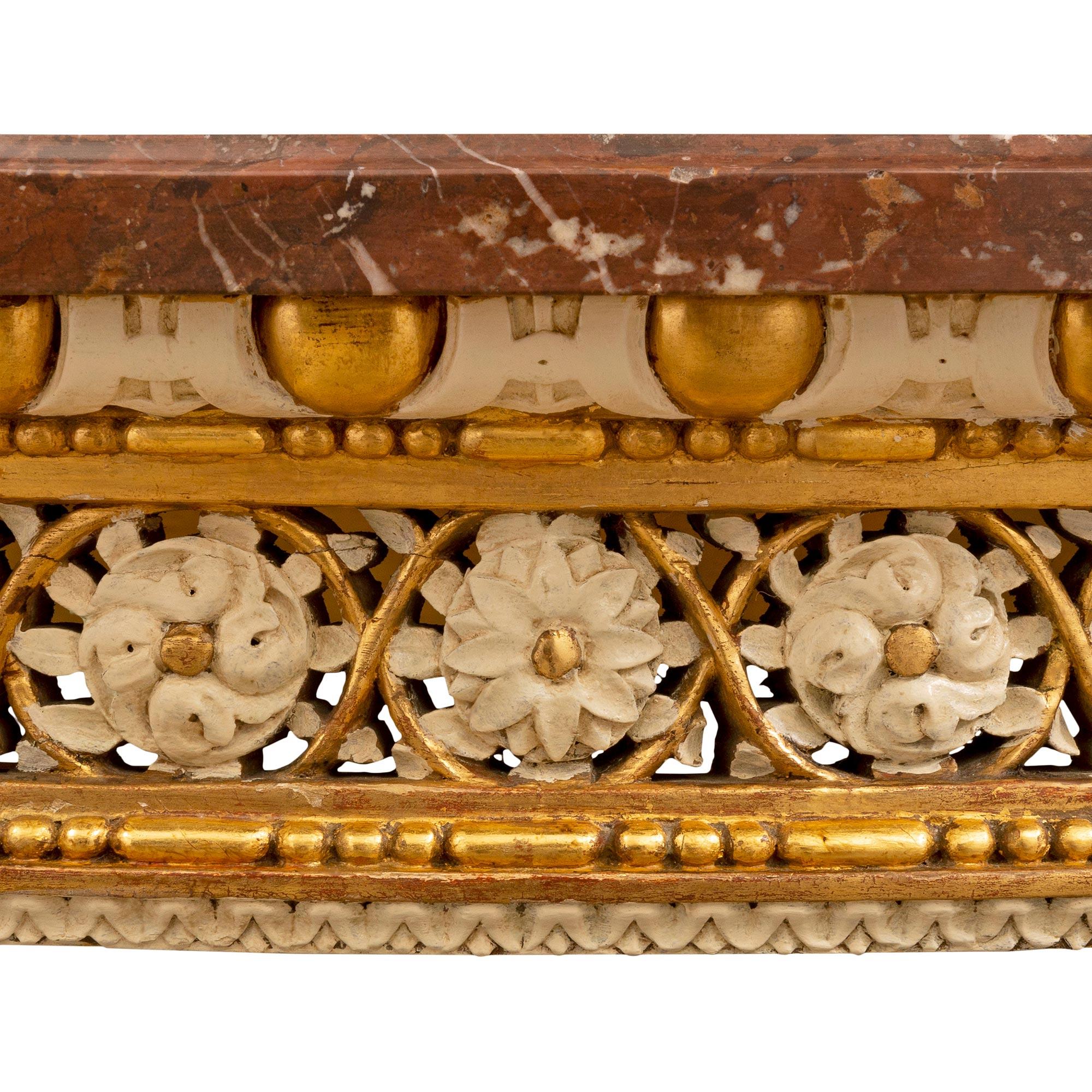 Konsole aus vergoldetem Holz und Rouge Des Pyrnes-Marmor im Louis-XVI-Stil des 19. Jahrhunderts (Patiniert) im Angebot