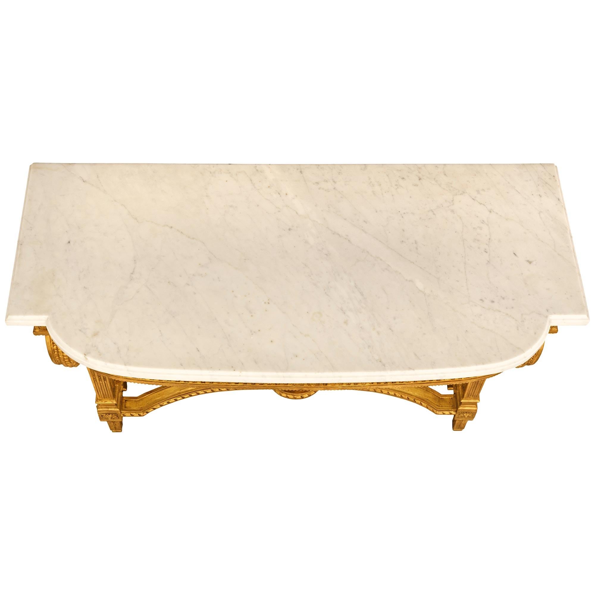French 19th century Louis XVI st. Giltwood, Mirror and Carrara marble console en venta 3