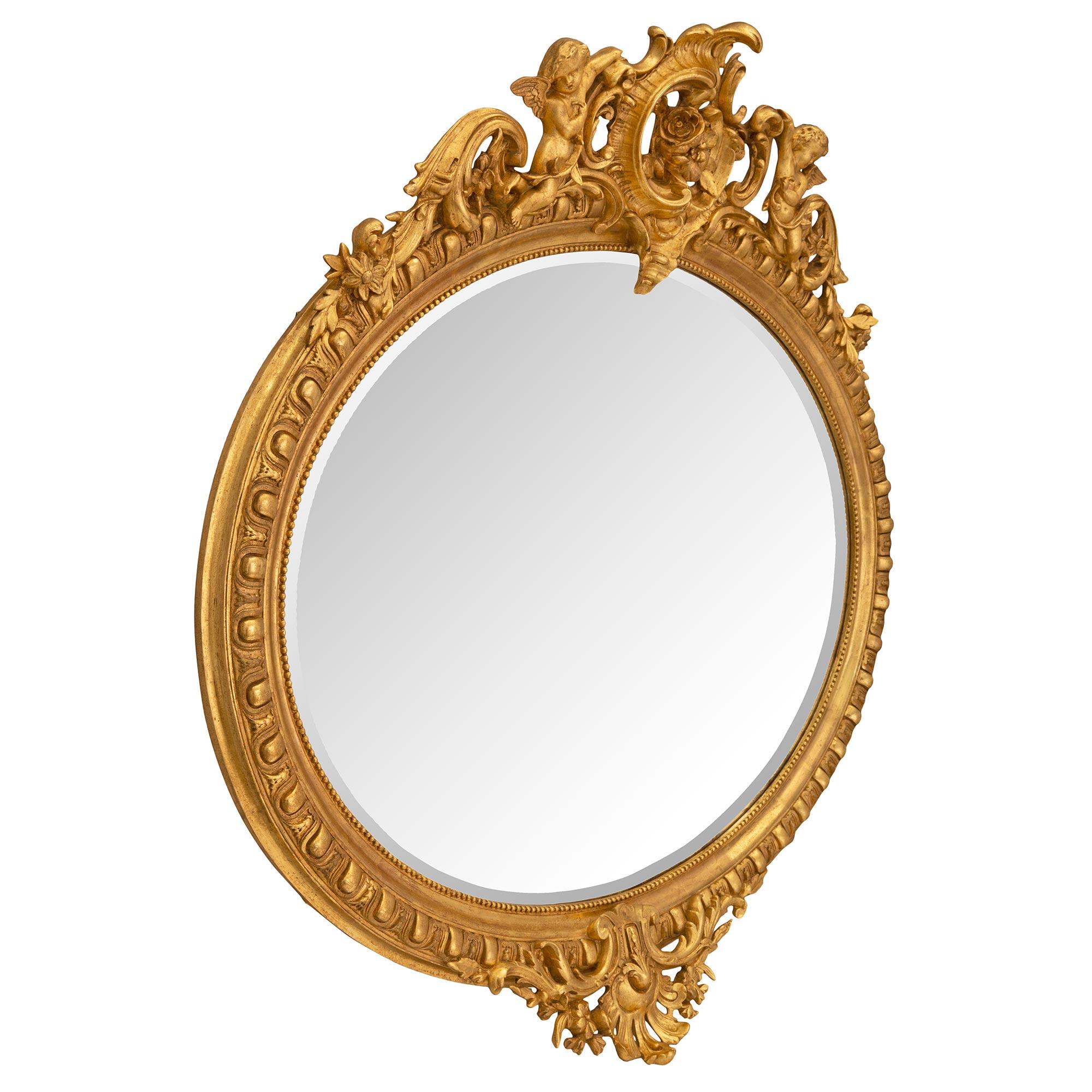 Un charmant et très décoratif miroir français du 19ème siècle en bois doré de style Louis XVI. Le miroir horizontal de forme oblongue conserve sa plaque biseautée d'origine, encadrée d'une impressionnante et très décorative bordure mouchetée en