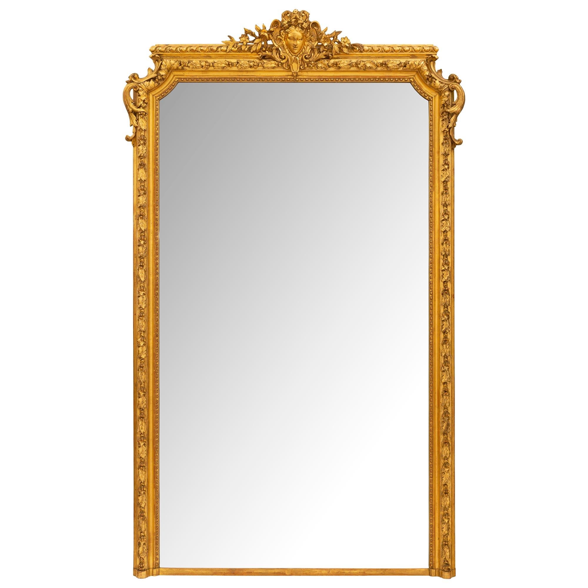Eine wichtige und große Französisch 19. Jahrhundert Louis XVI st. Giltwood Spiegel mit seiner ursprünglichen Spiegelplatte und original vergoldet. Der Spiegel hat einen sehr eindrucksvollen geformten Rahmen mit dicken, fein geschnitzten und