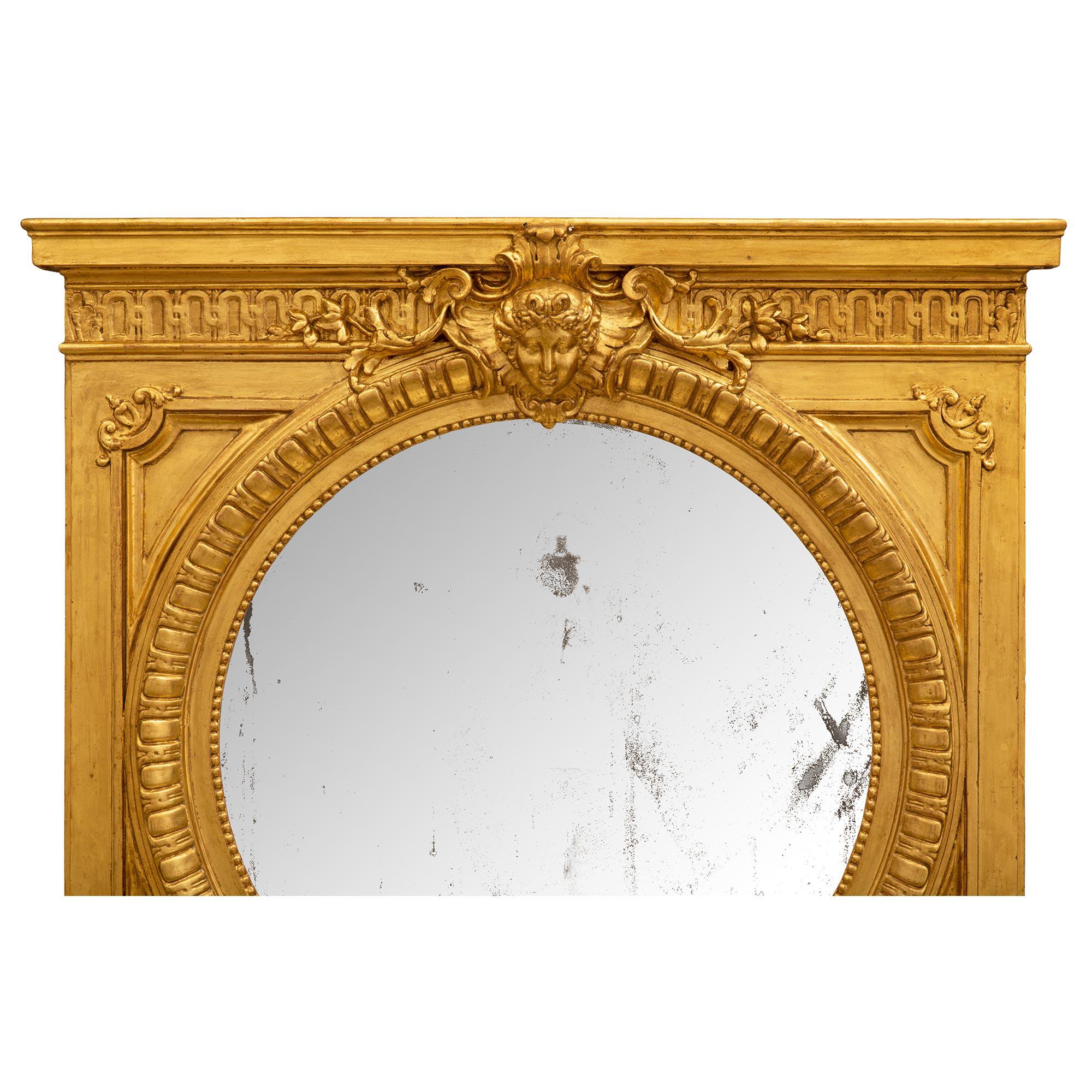Français Miroir français du XIXe siècle en bois doré de style Louis XVI en vente