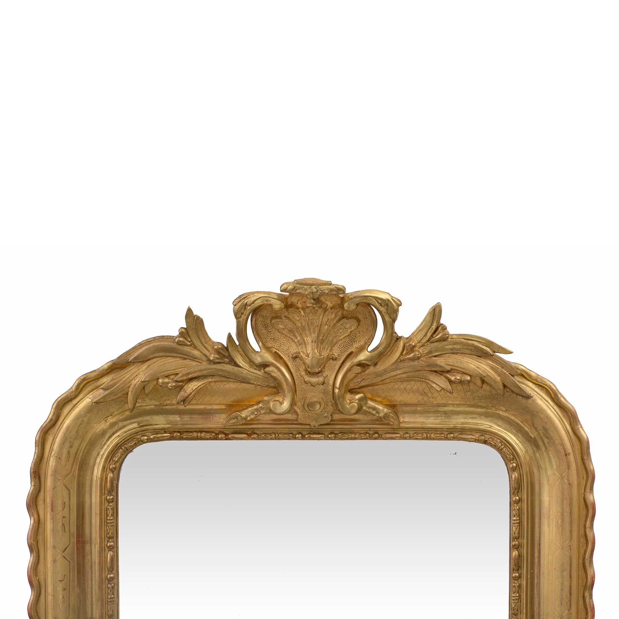 Français Miroir français du XIXe siècle en bois doré de style Louis XVI en vente