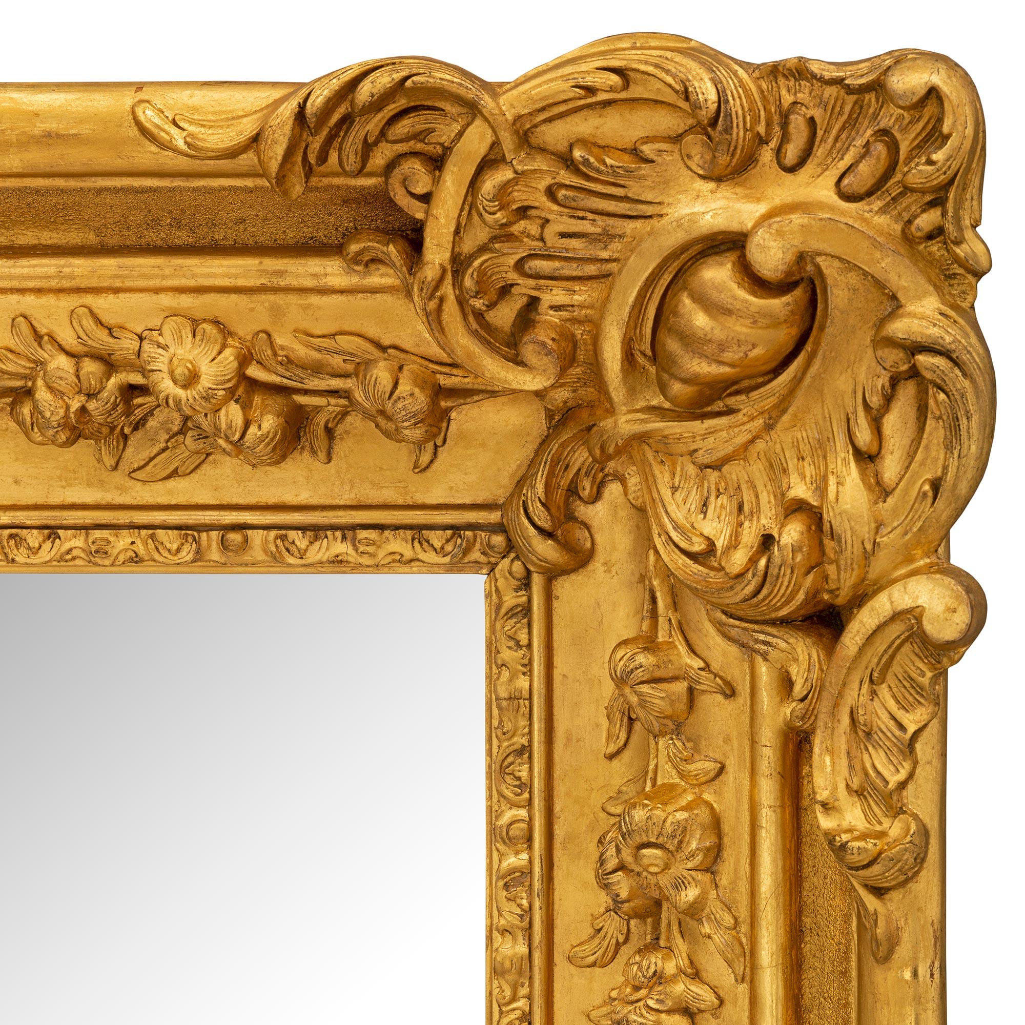Français Miroir français du XIXe siècle en bois doré de style Louis XVI en vente