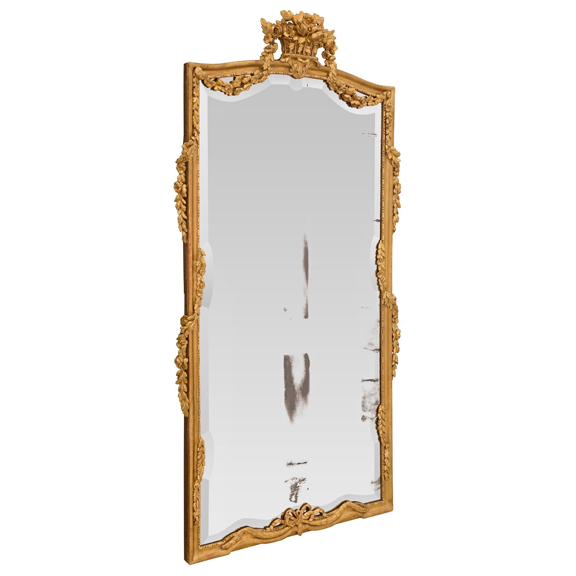 Spiegel aus vergoldetem Holz im Louis-XVI-Stil des 19. Jahrhunderts (Louis XVI.) im Angebot