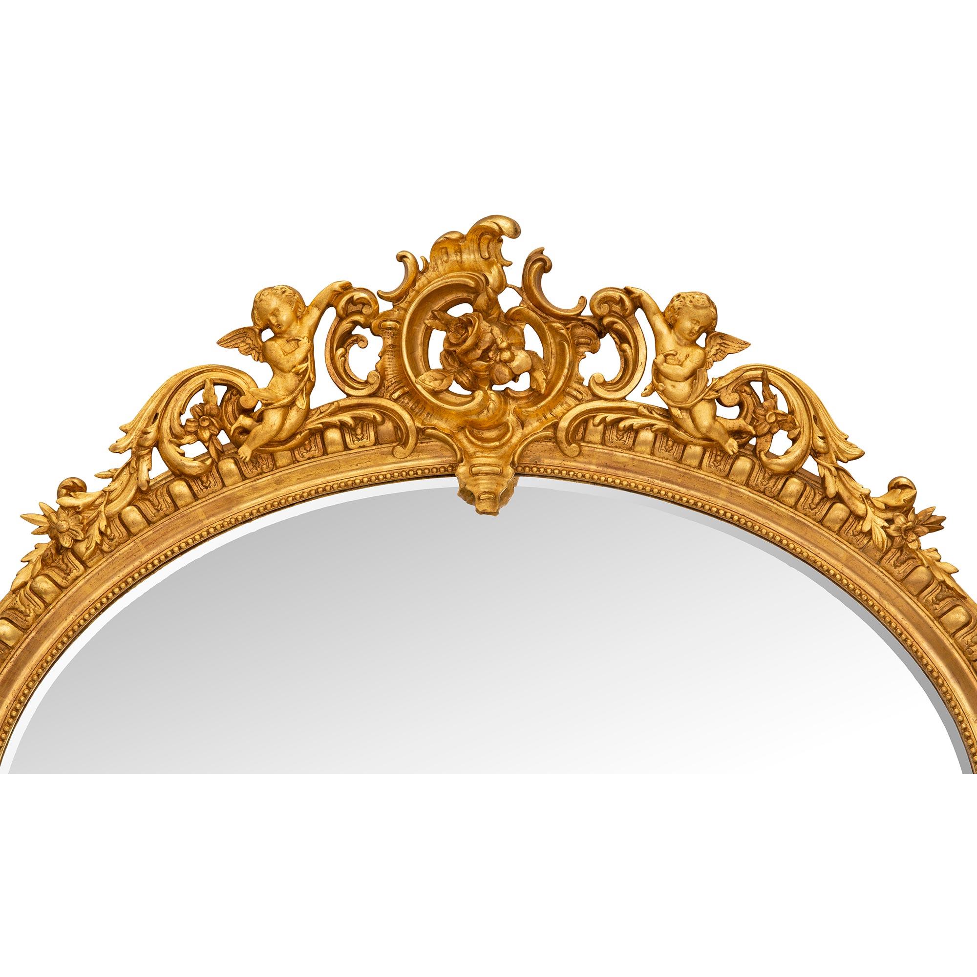 Français Miroir français du XIXe siècle en bois doré de style Louis XVI en vente