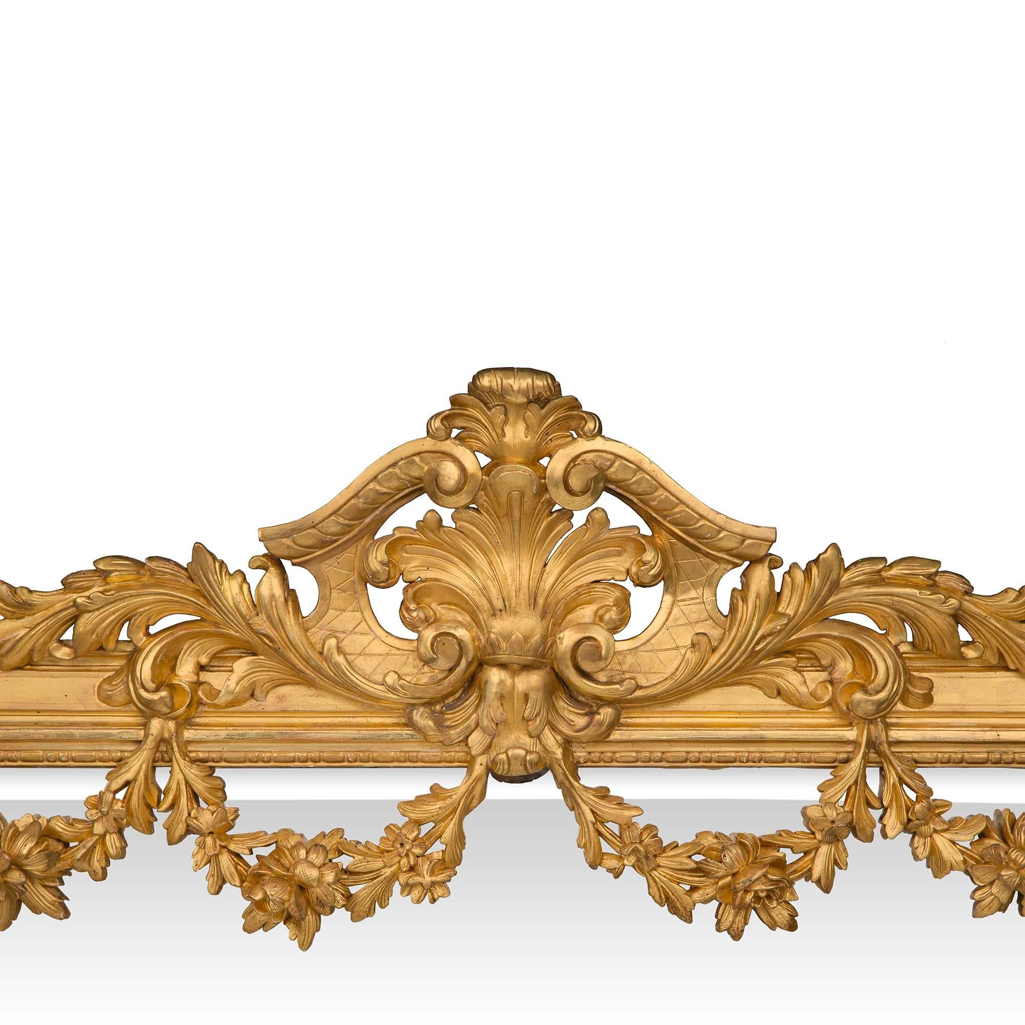 Spiegel aus vergoldetem Holz im Louis-XVI-Stil des 19. Jahrhunderts (Louis XV.) im Angebot