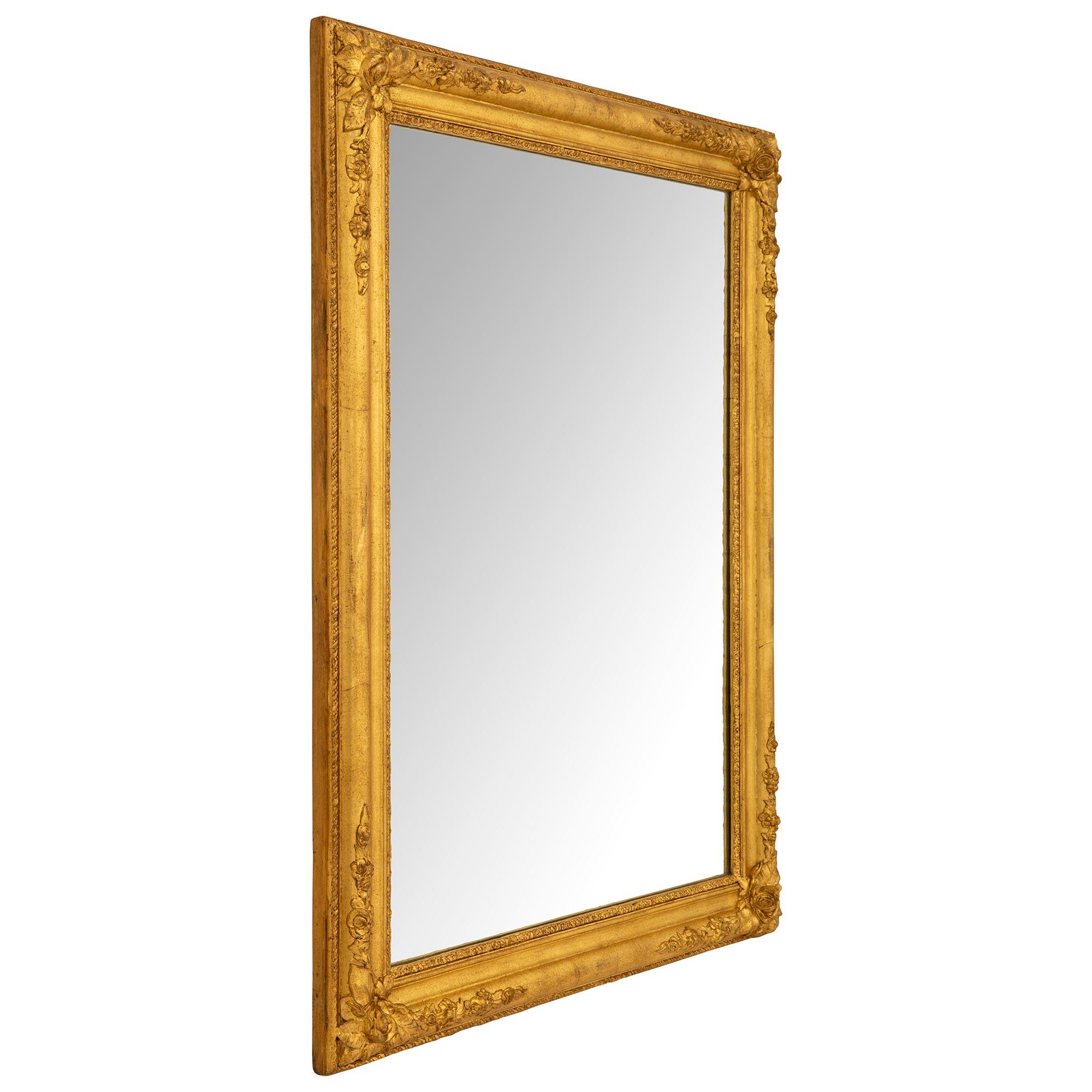 Français Miroir français du XIXe siècle en bois doré de style Louis XVI en vente