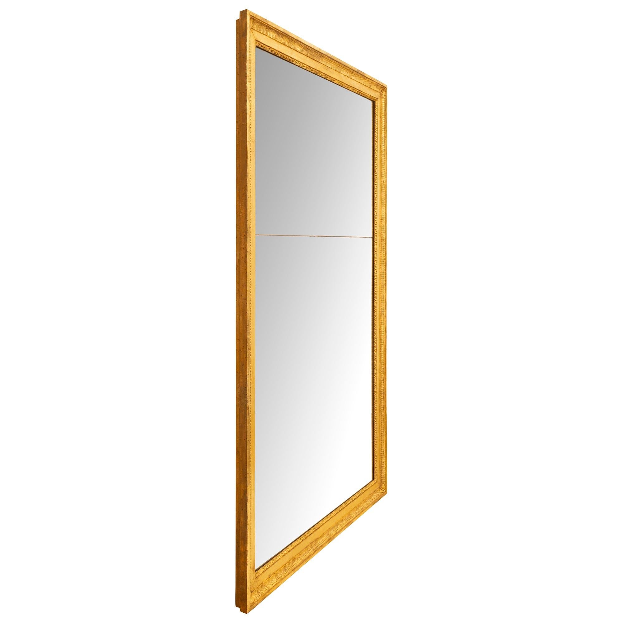 Français Miroir en bois doré de style Louis XVI du XIXe siècle en vente