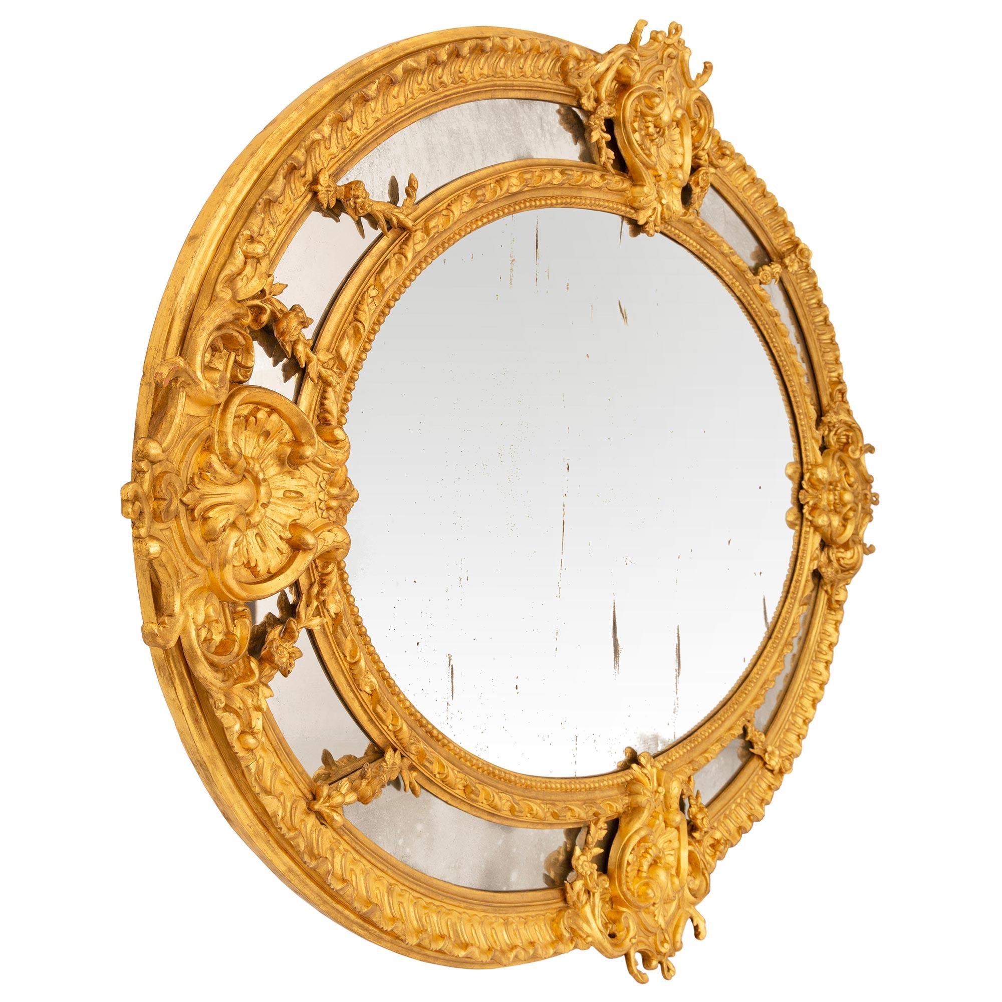 Français Miroir en bois doré de style Louis XVI du XIXe siècle en vente