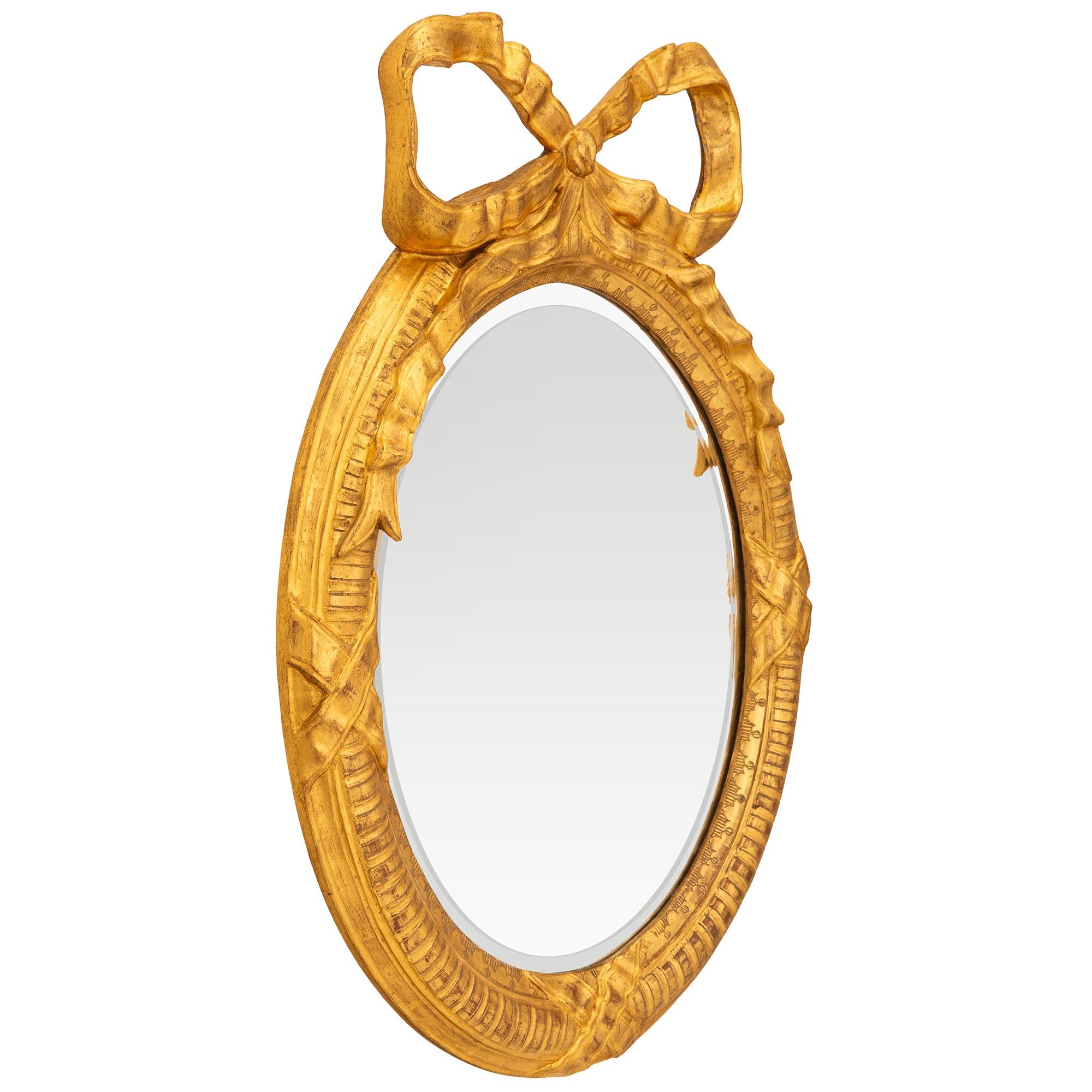 Français Miroir en bois doré de style Louis XVI du XIXe siècle en vente