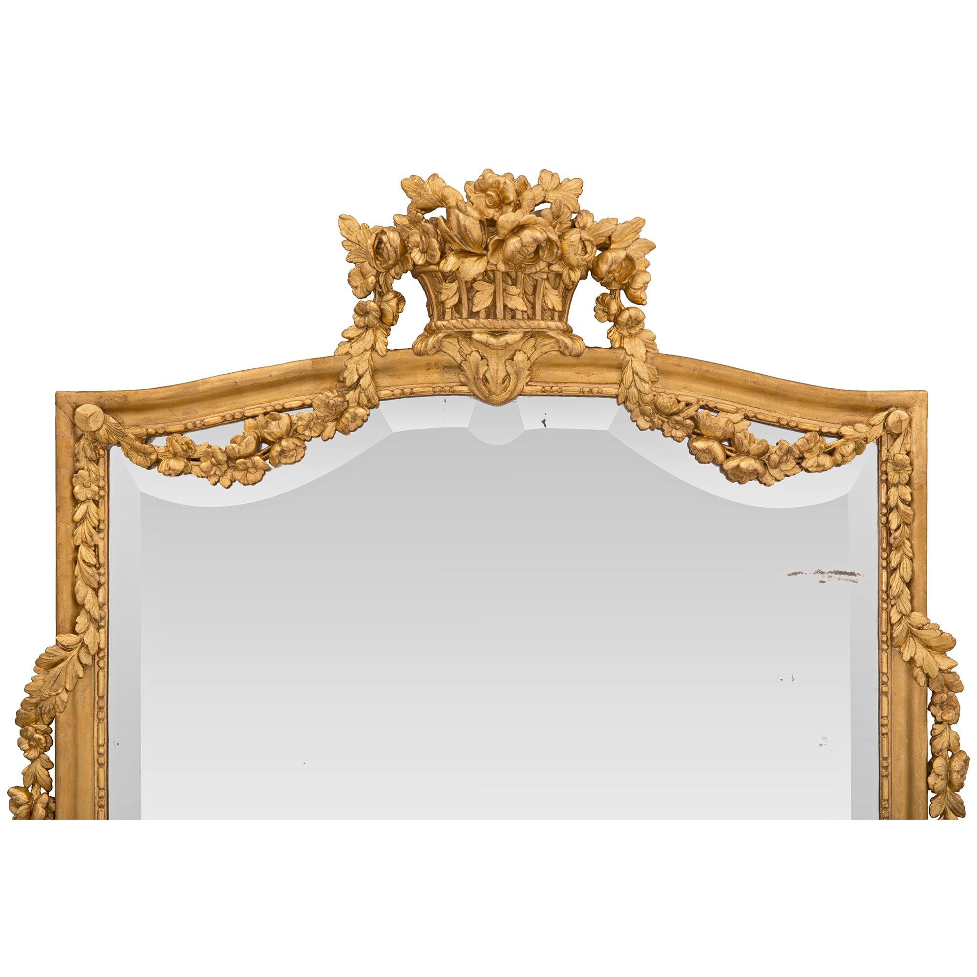 Spiegel aus vergoldetem Holz im Louis-XVI-Stil des 19. Jahrhunderts (Französisch) im Angebot