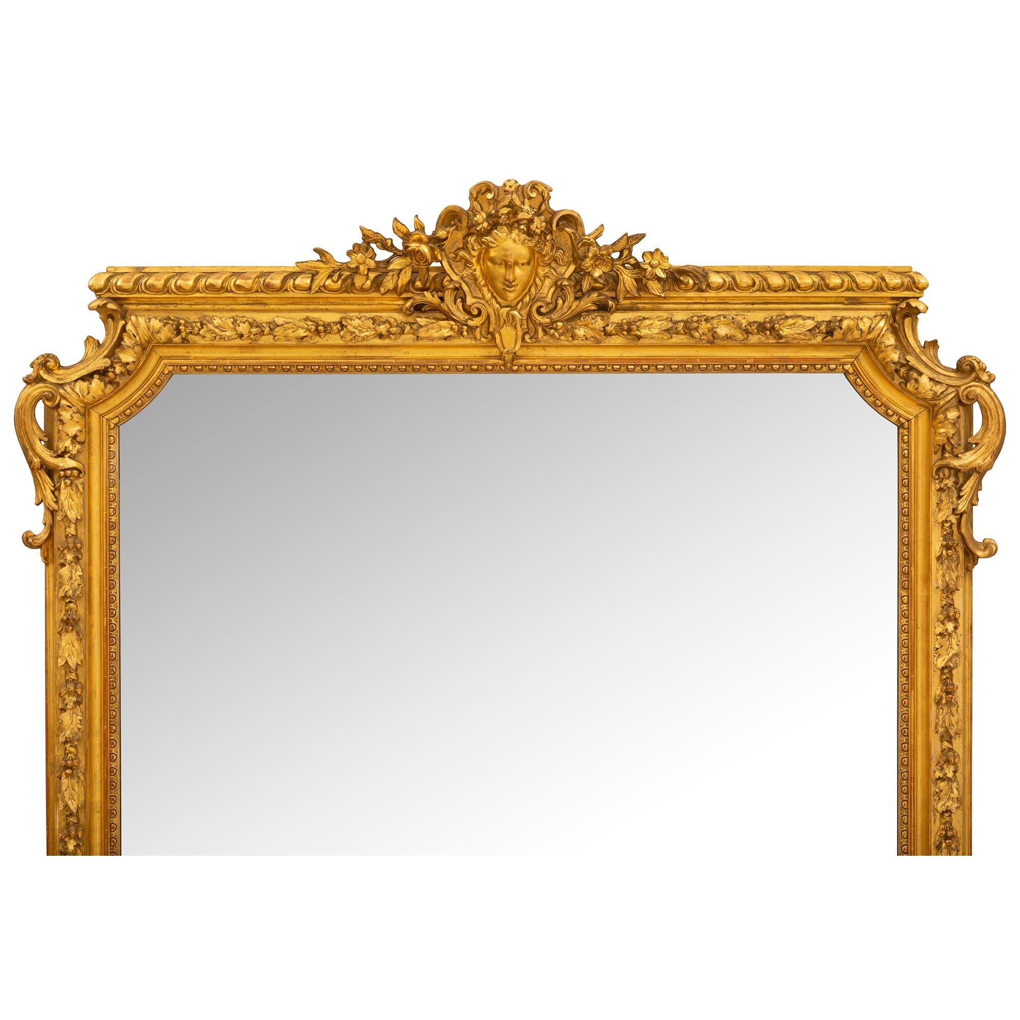Spiegel aus vergoldetem Holz im Louis-XVI-Stil des 19. Jahrhunderts (Französisch) im Angebot