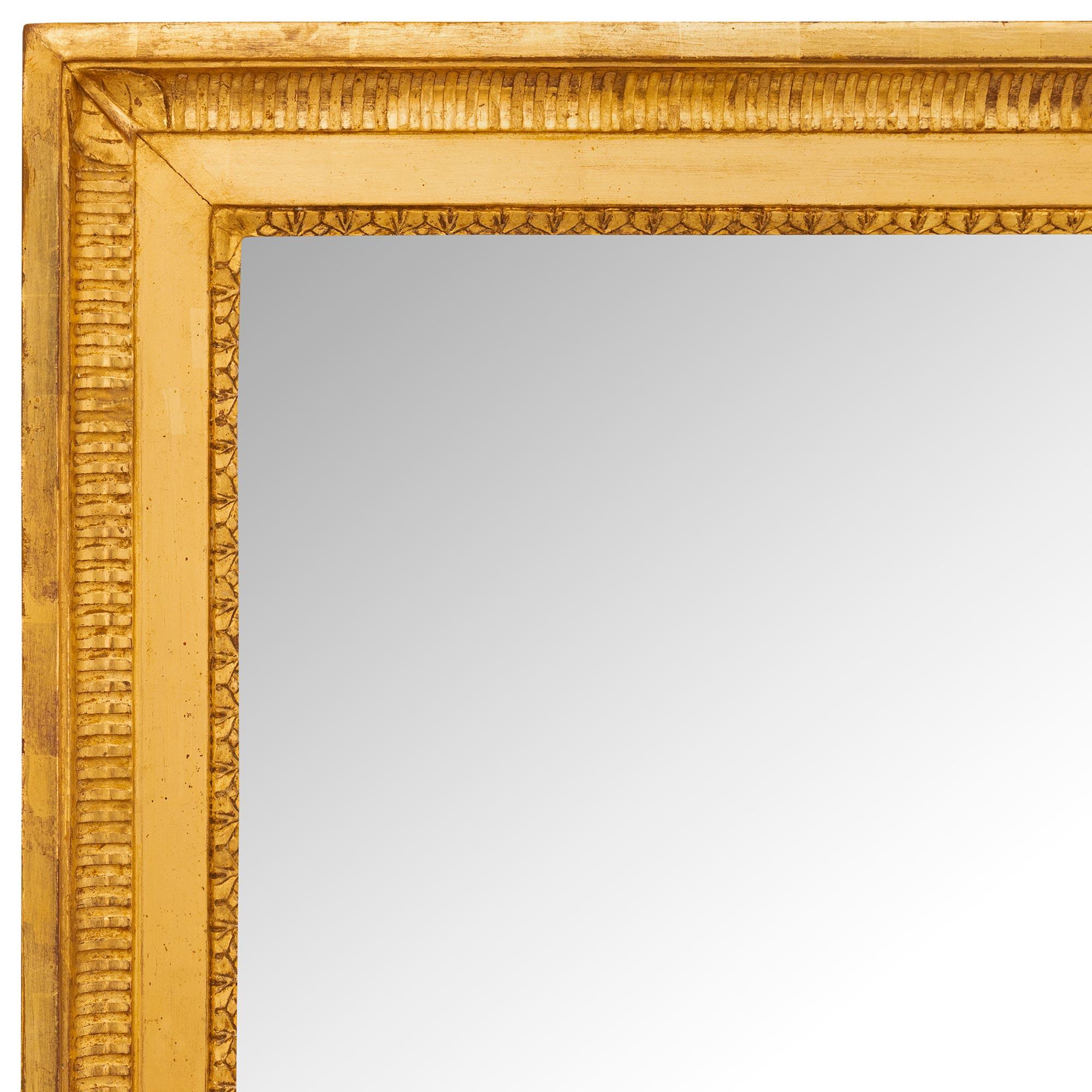 Miroir en bois doré de style Louis XVI du XIXe siècle Bon état - En vente à West Palm Beach, FL