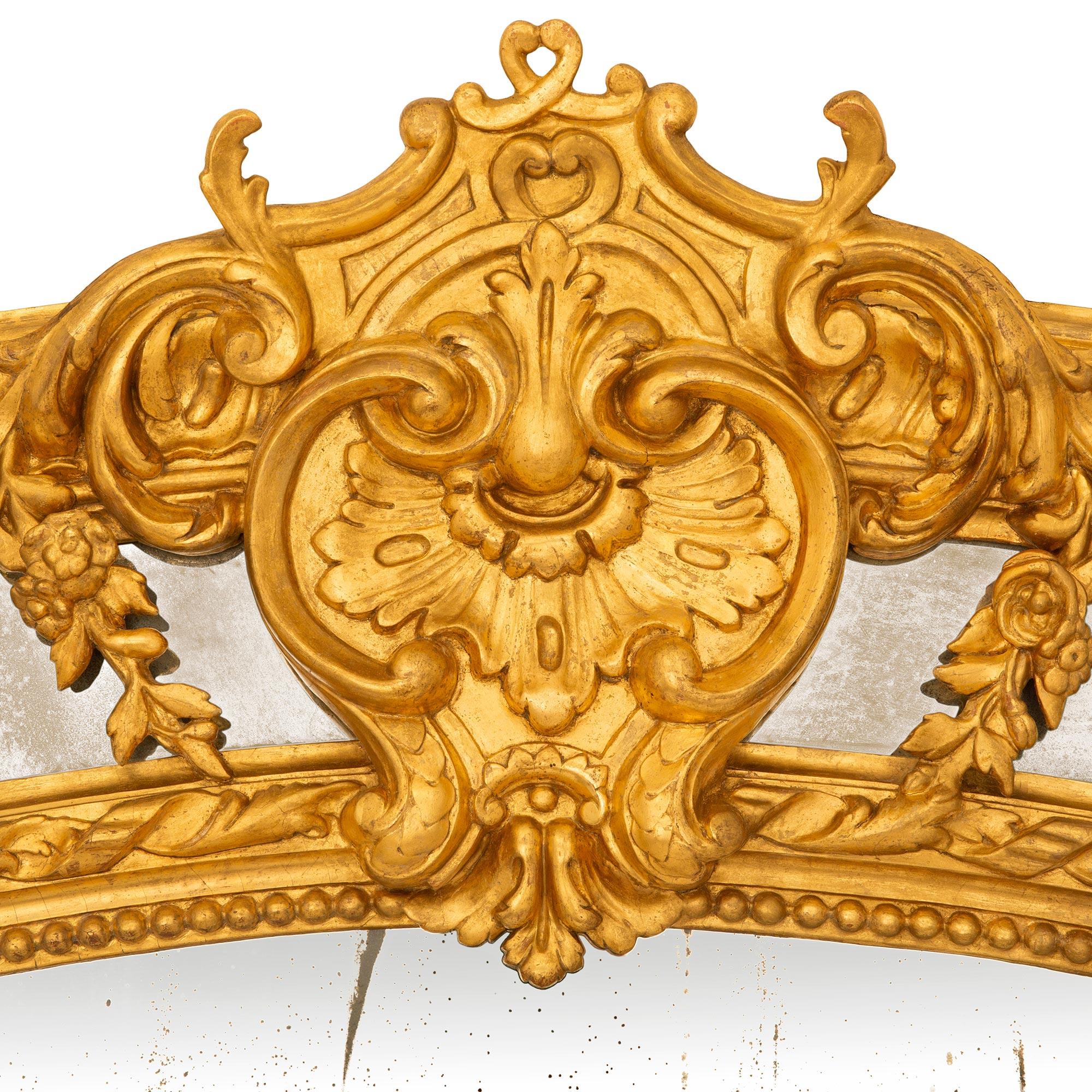 Miroir en bois doré de style Louis XVI du XIXe siècle Bon état - En vente à West Palm Beach, FL