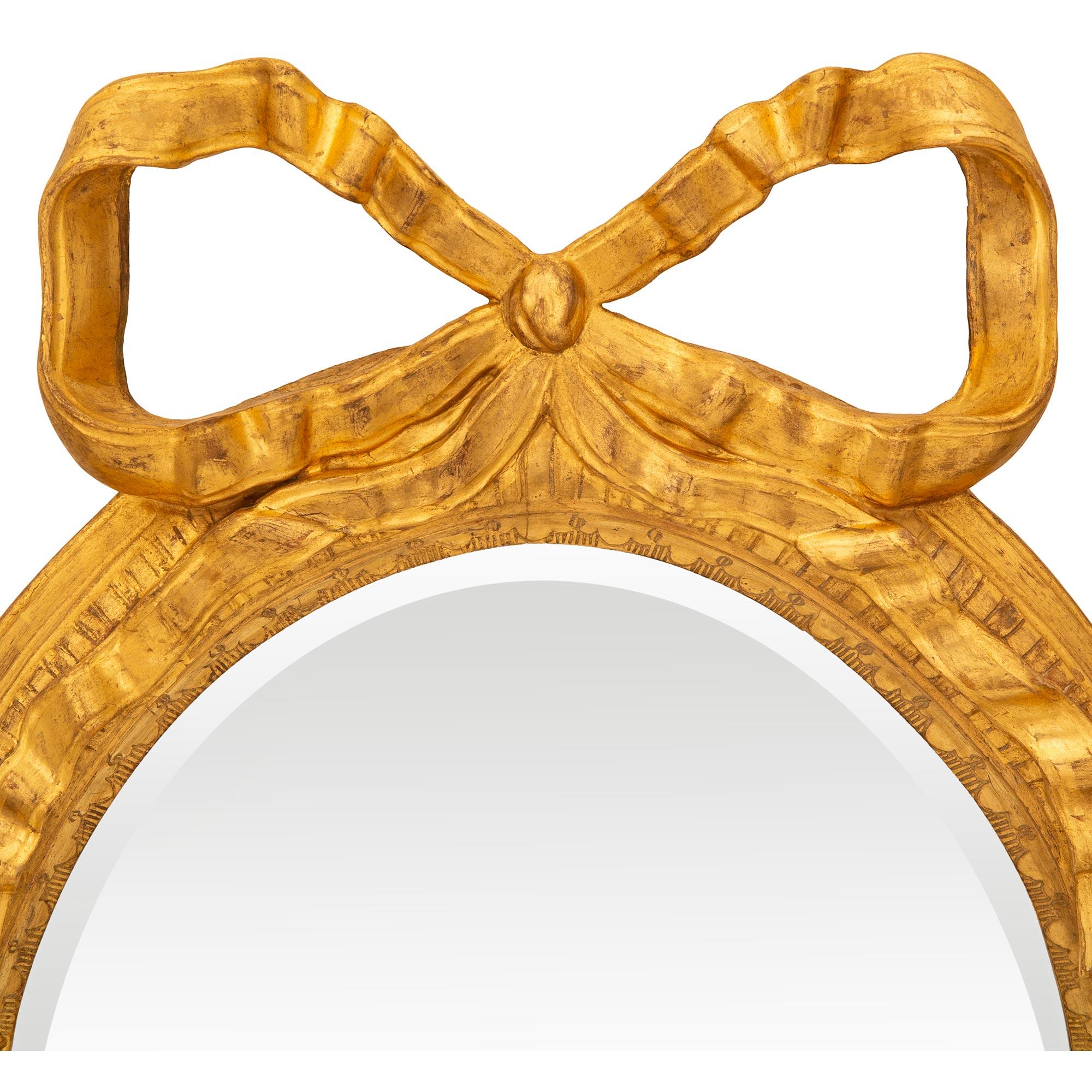 Miroir en bois doré de style Louis XVI du XIXe siècle Bon état - En vente à West Palm Beach, FL
