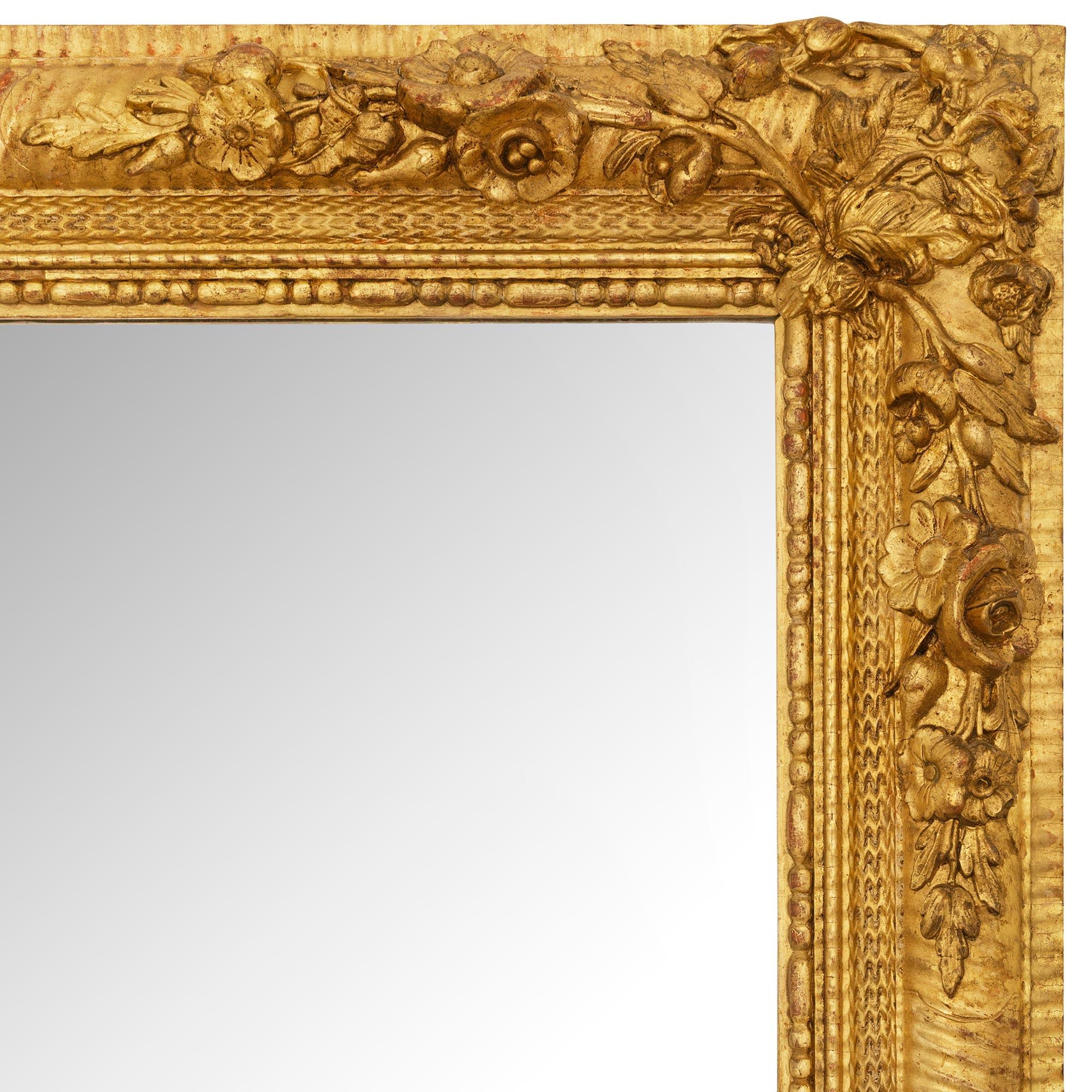 Miroir en bois doré de style Louis XVI du XIXe siècle Bon état - En vente à West Palm Beach, FL