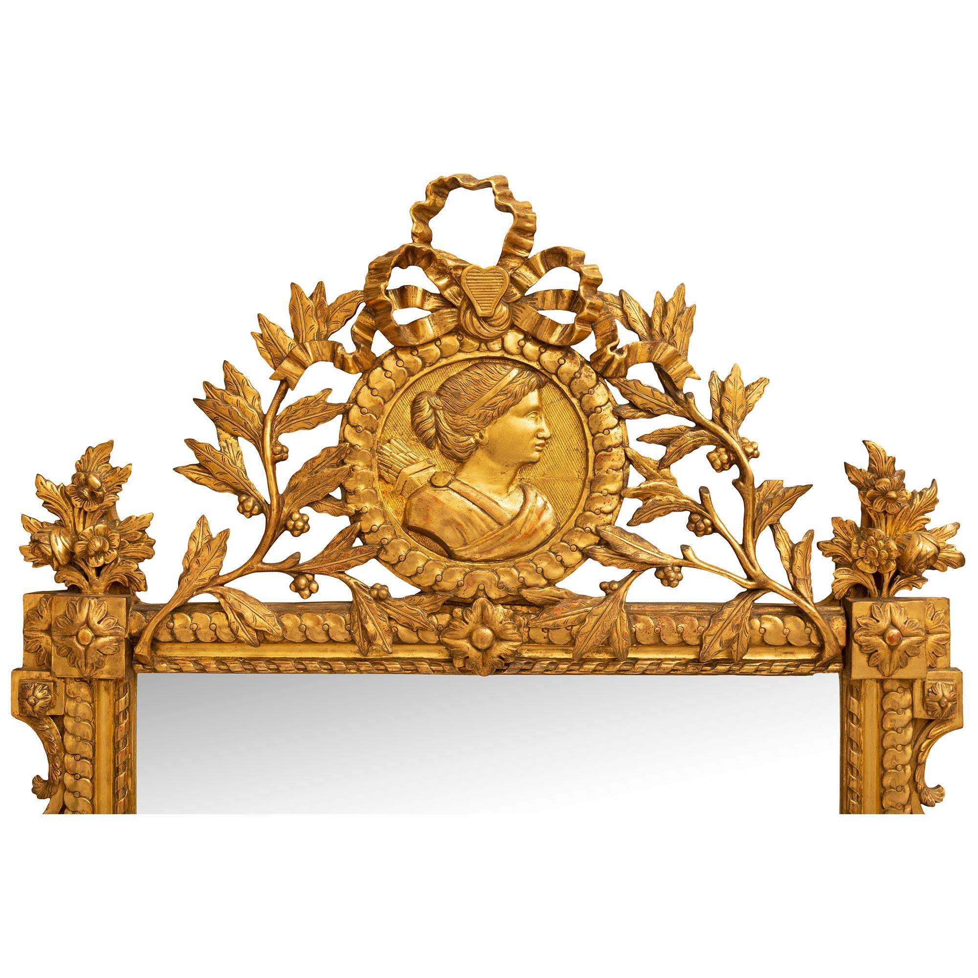 Français Miroir français du 19ème siècle en bois doré de style Louis XVI en vente