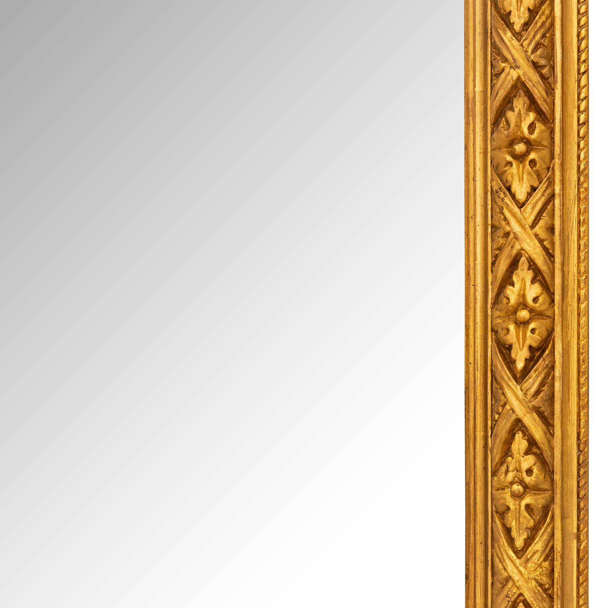 Miroir français du XIXe siècle en bois doré de style Louis XVI en vente 1