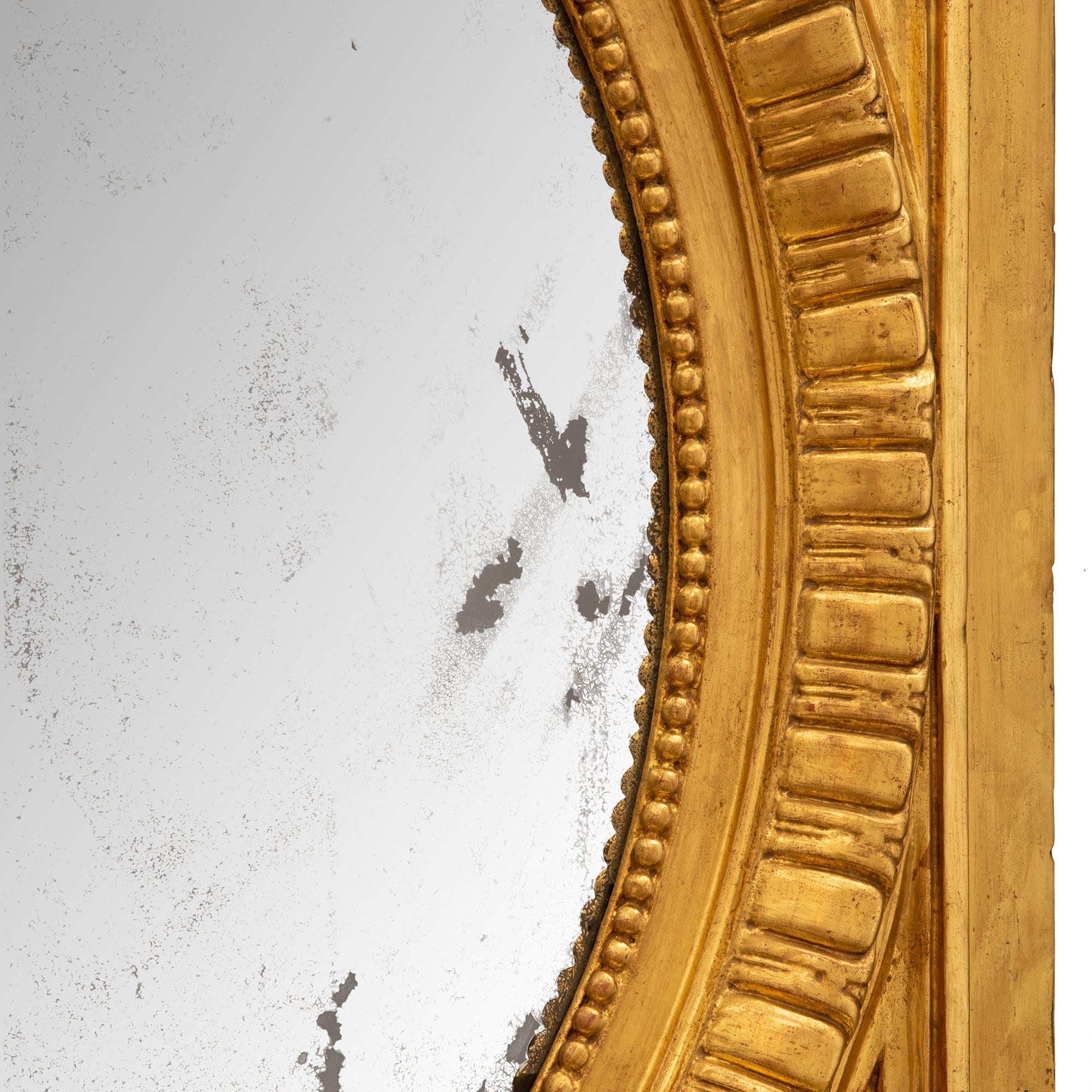 Miroir français du XIXe siècle en bois doré de style Louis XVI en vente 2