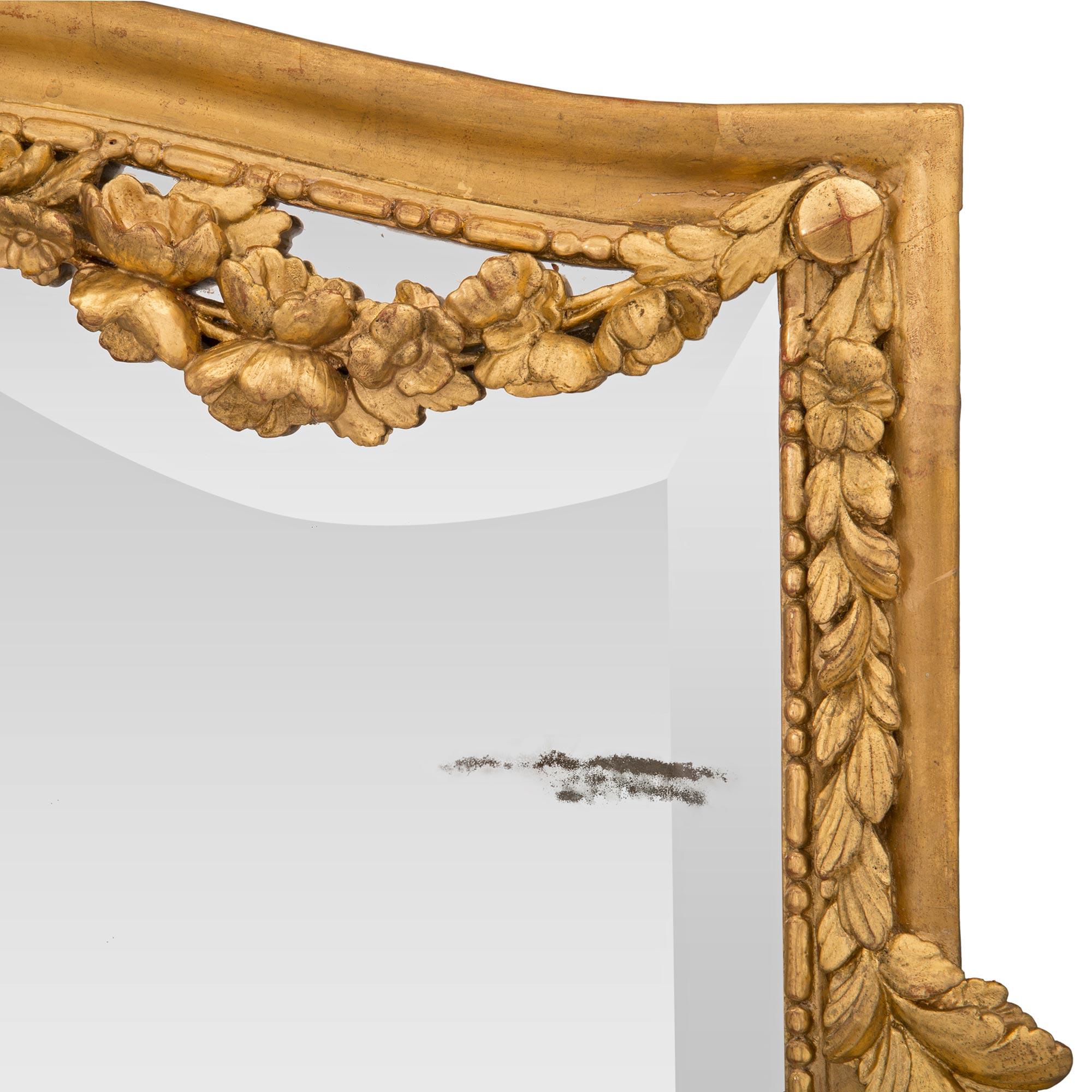 Spiegel aus vergoldetem Holz im Louis-XVI-Stil des 19. Jahrhunderts im Angebot 1