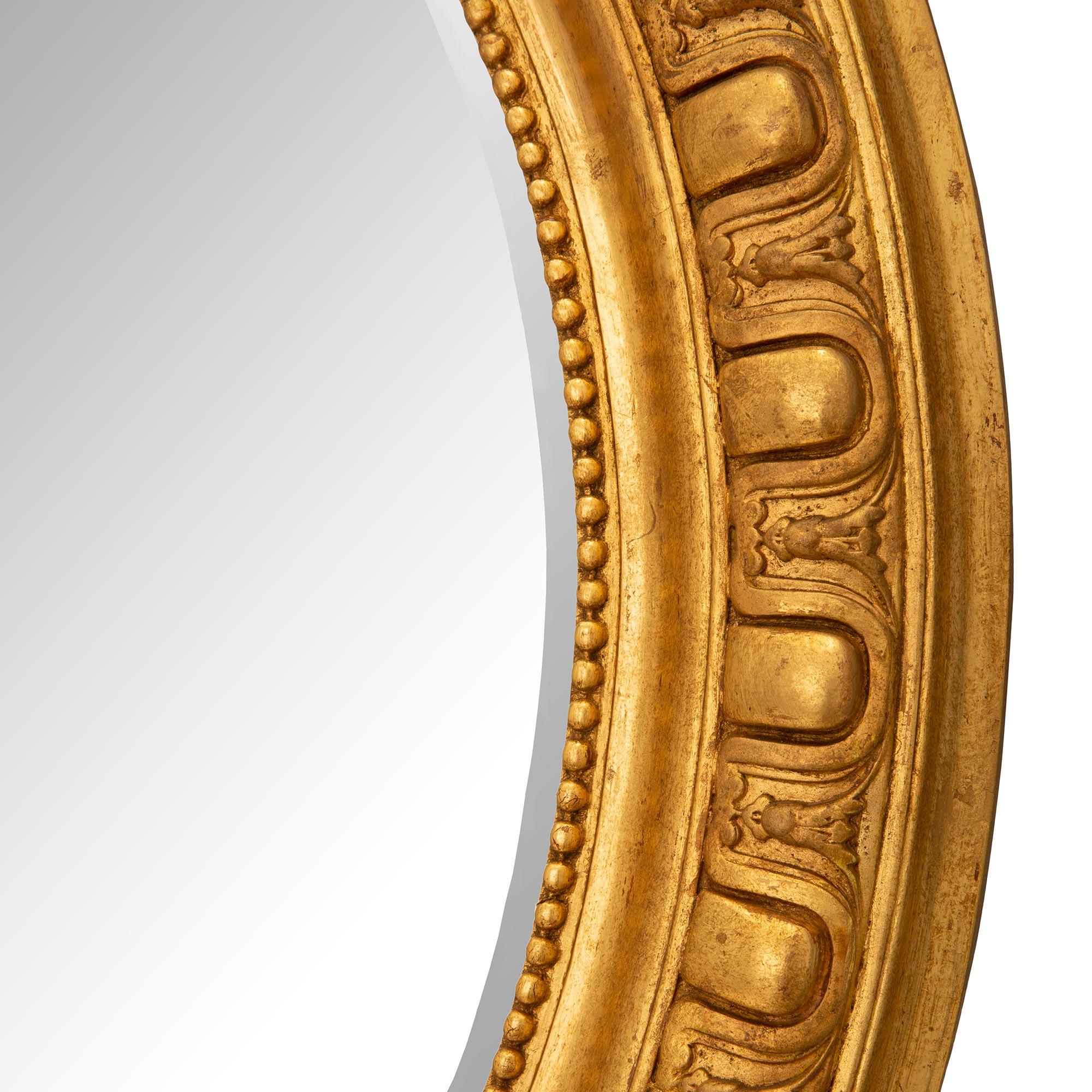 Miroir français du XIXe siècle en bois doré de style Louis XVI en vente 2