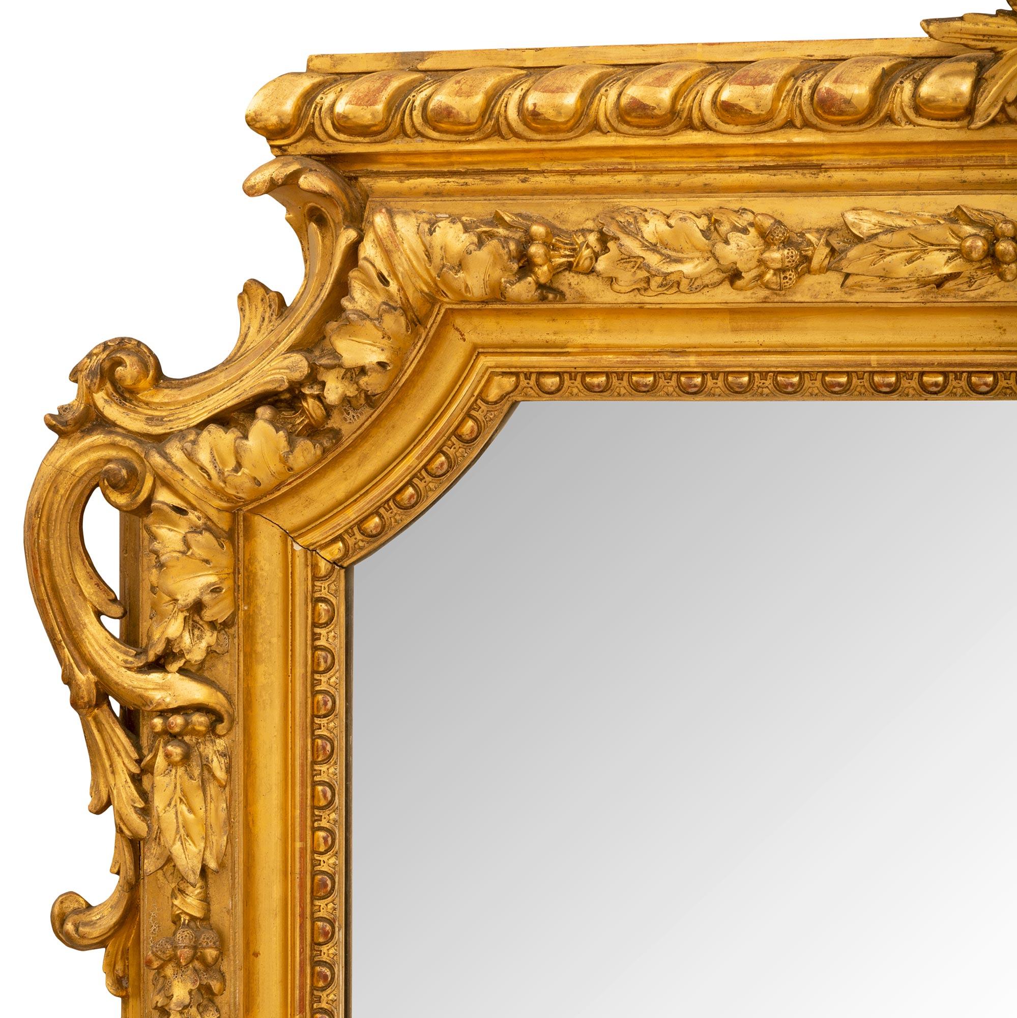 Spiegel aus vergoldetem Holz im Louis-XVI-Stil des 19. Jahrhunderts (Vergoldetes Holz) im Angebot