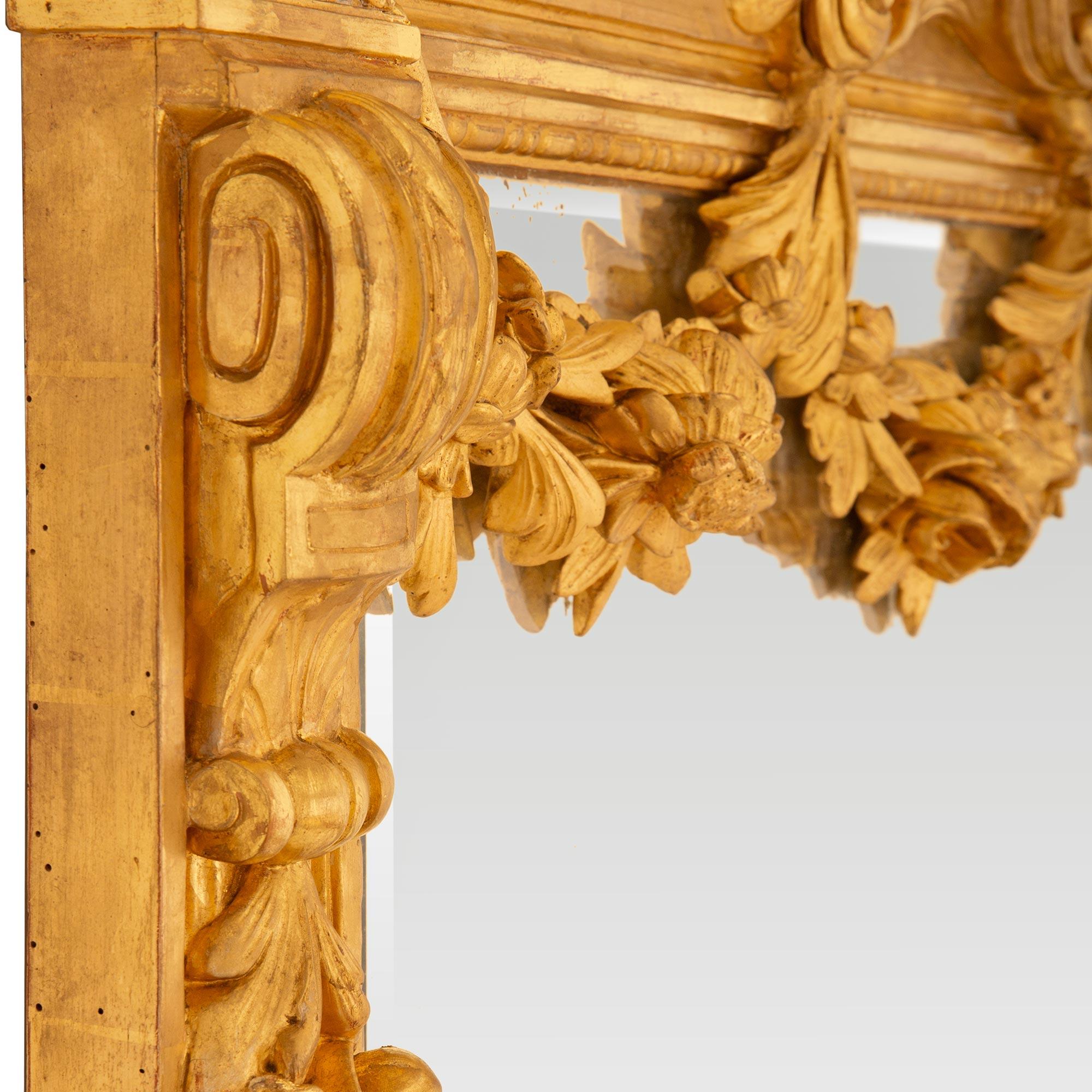 Specchio francese del XIX secolo in legno dorato di stile Luigi XVI in vendita 1