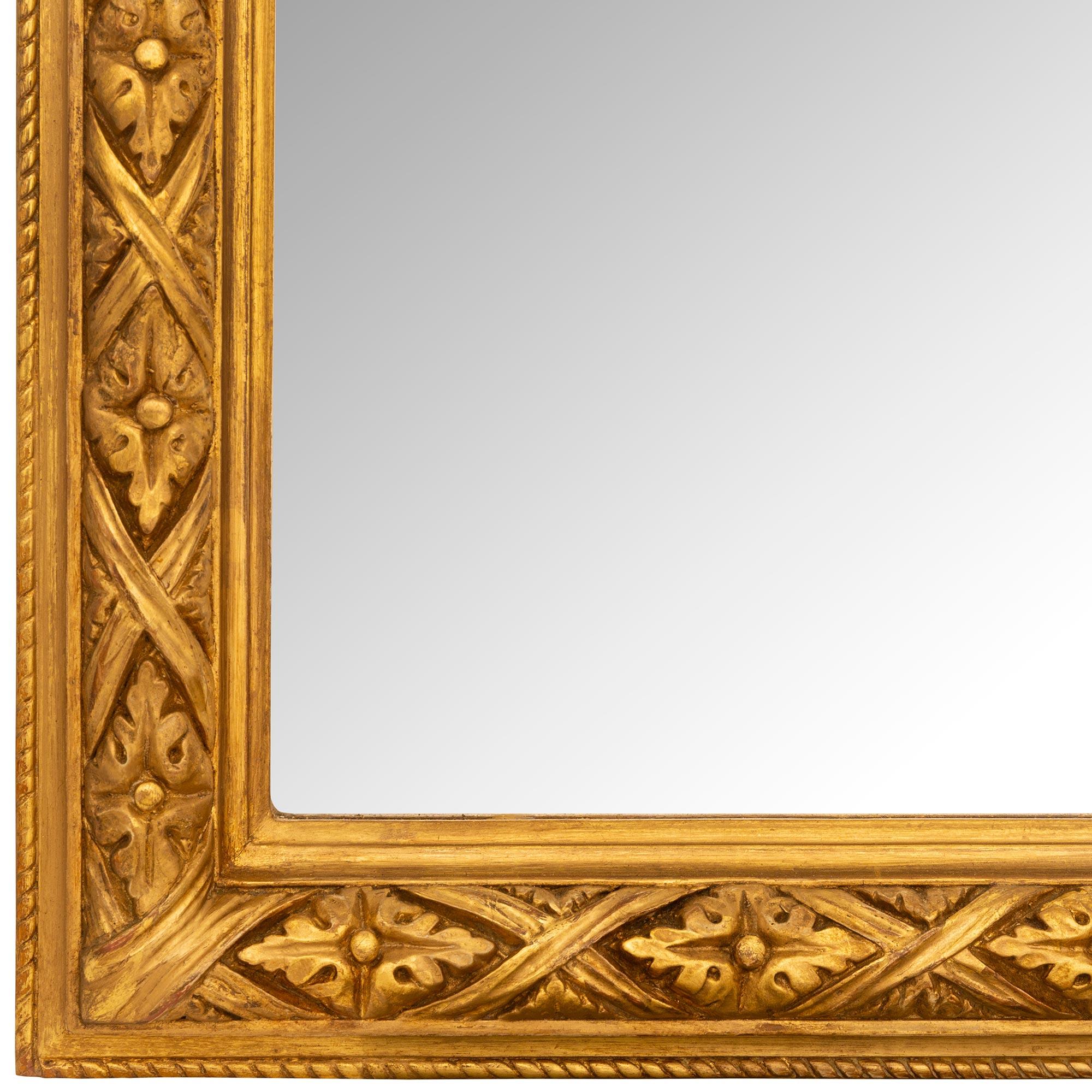 Miroir français du XIXe siècle en bois doré de style Louis XVI en vente 2