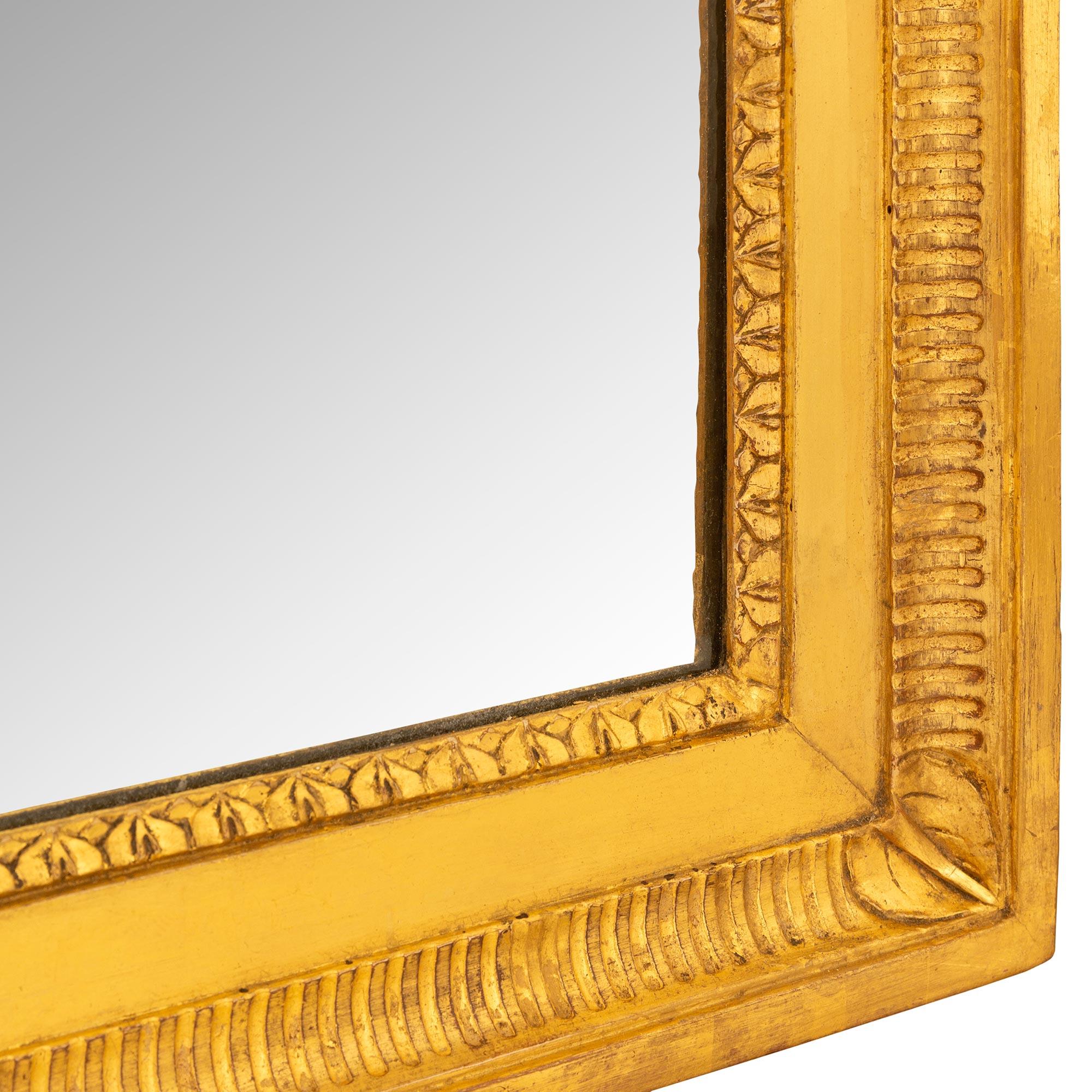 Miroir en bois doré de style Louis XVI du XIXe siècle en vente 2