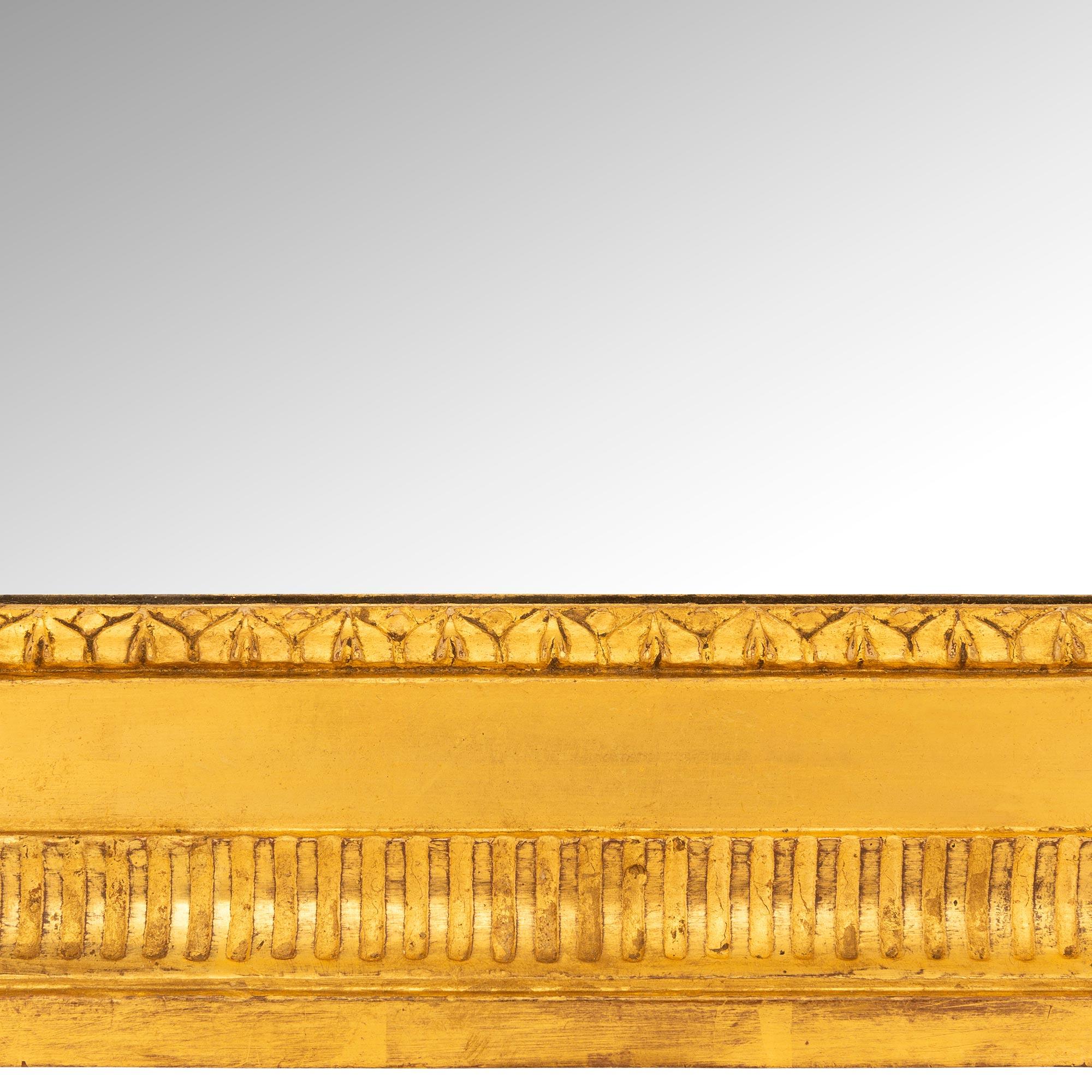 Miroir en bois doré de style Louis XVI du XIXe siècle en vente 3