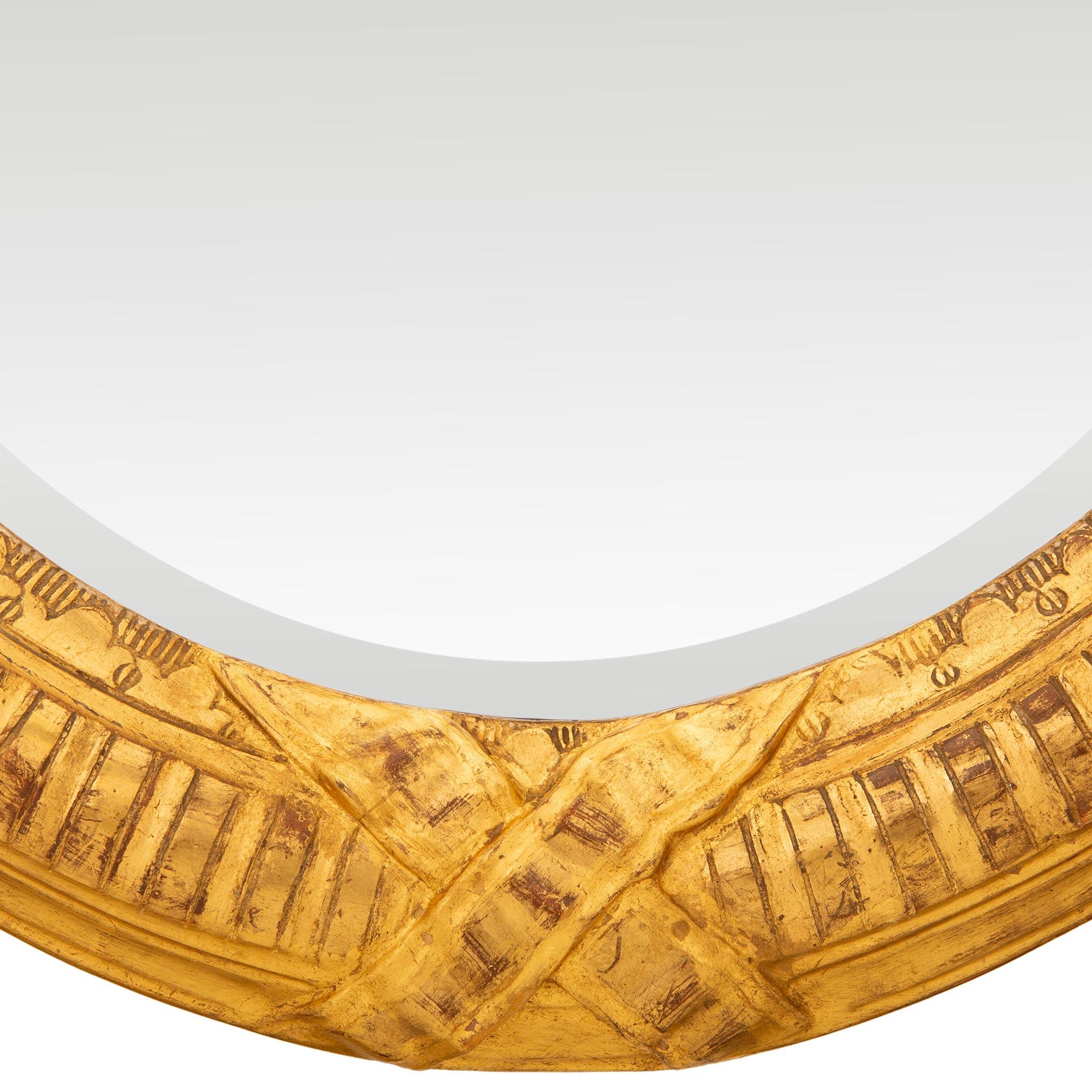 Miroir en bois doré de style Louis XVI du XIXe siècle en vente 3