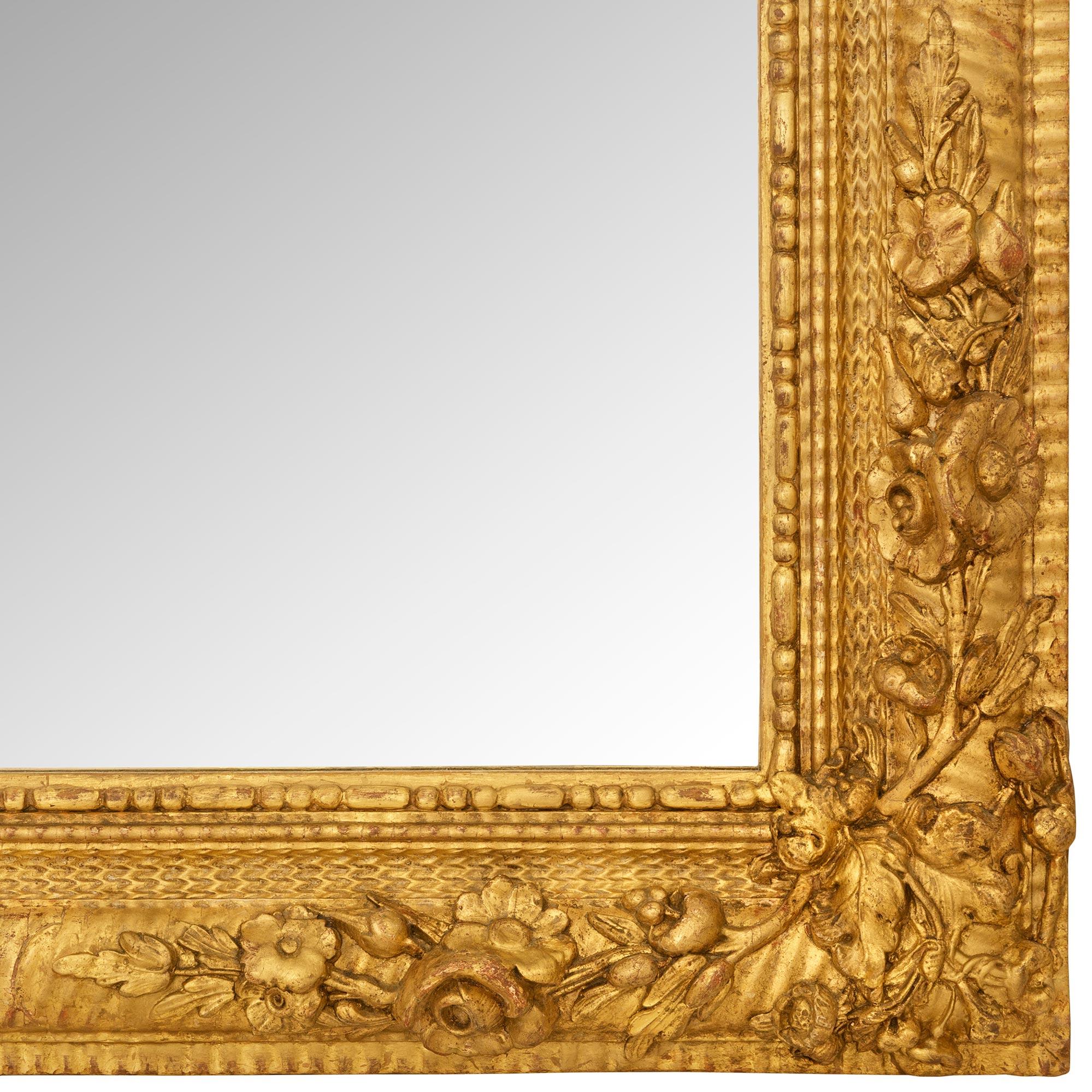 Miroir en bois doré de style Louis XVI du XIXe siècle en vente 3