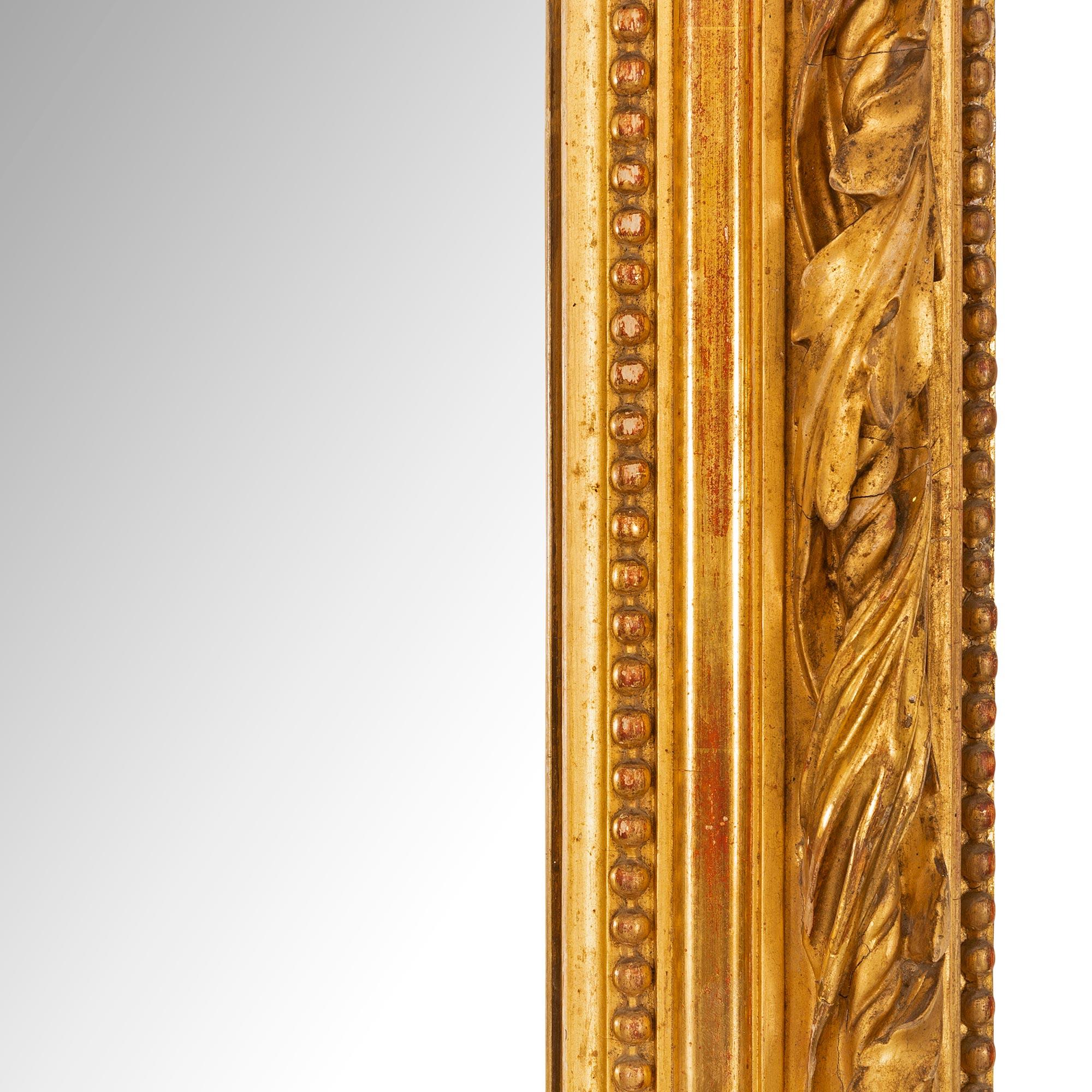 Spiegel aus vergoldetem Holz im Louis-XVI-Stil des 19. Jahrhunderts im Angebot 3