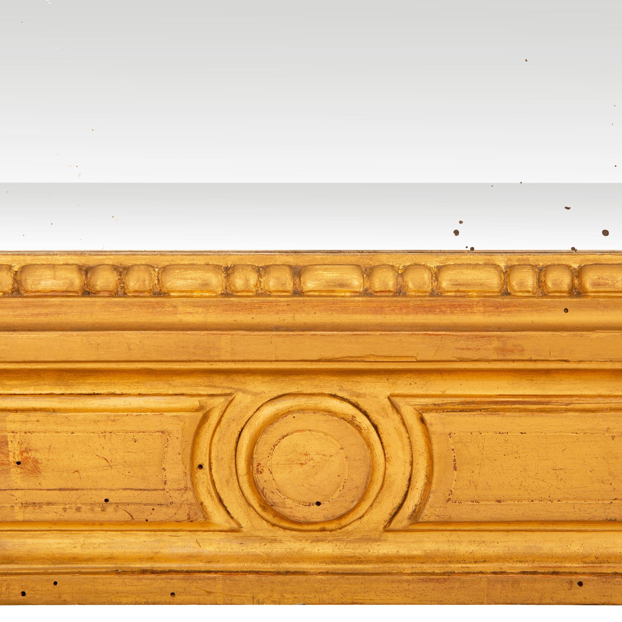 Specchio francese del XIX secolo in legno dorato di stile Luigi XVI in vendita 3