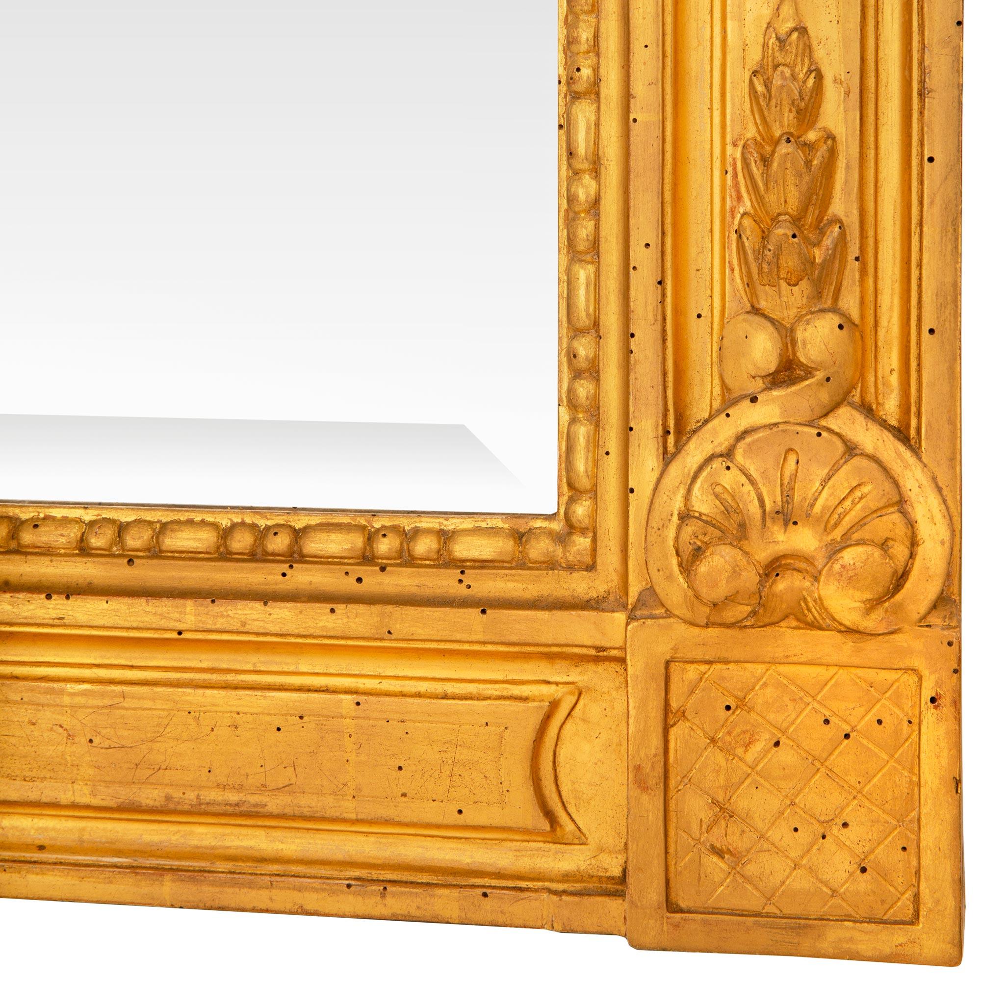 Specchio francese del XIX secolo in legno dorato di stile Luigi XVI in vendita 4