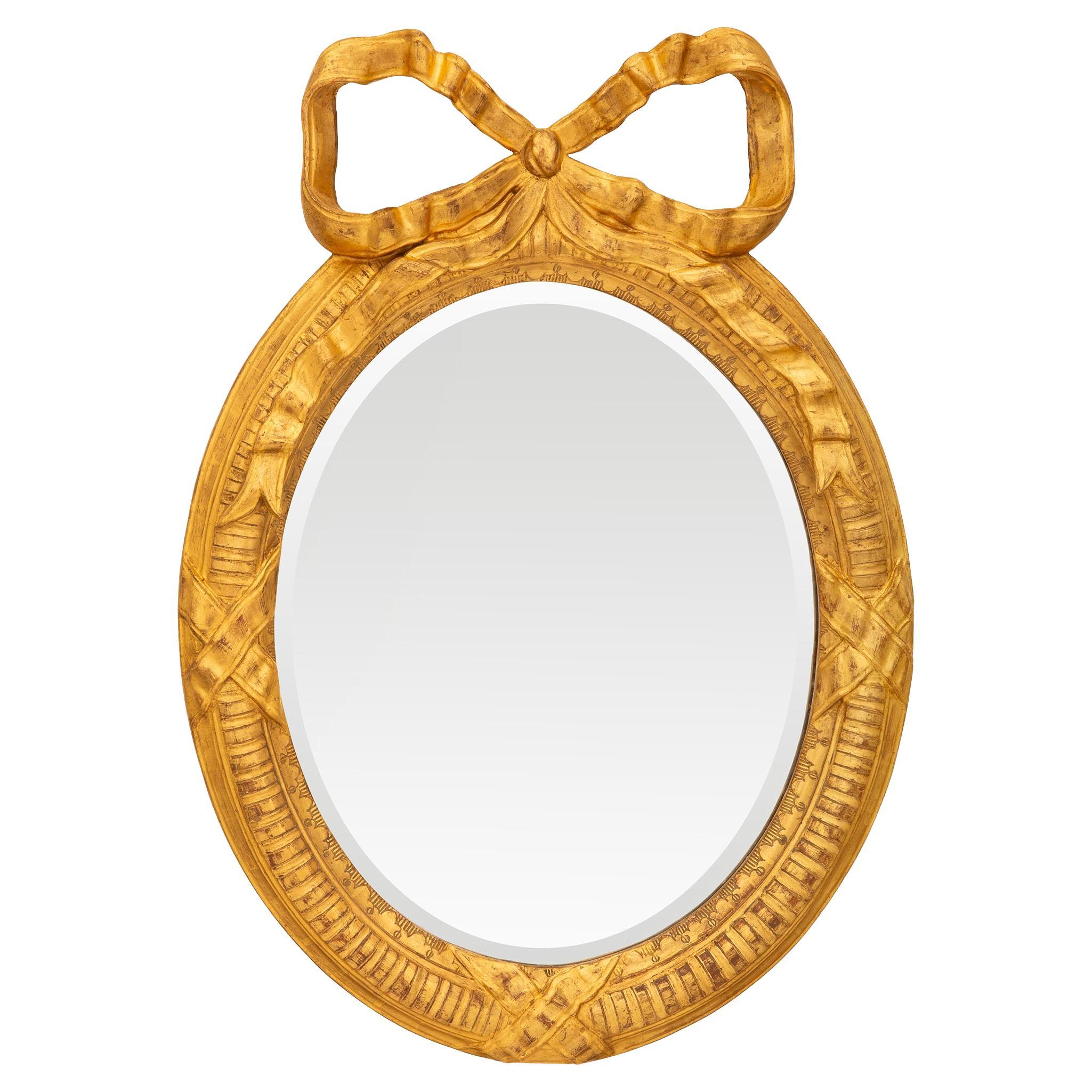 Miroir en bois doré de style Louis XVI du XIXe siècle