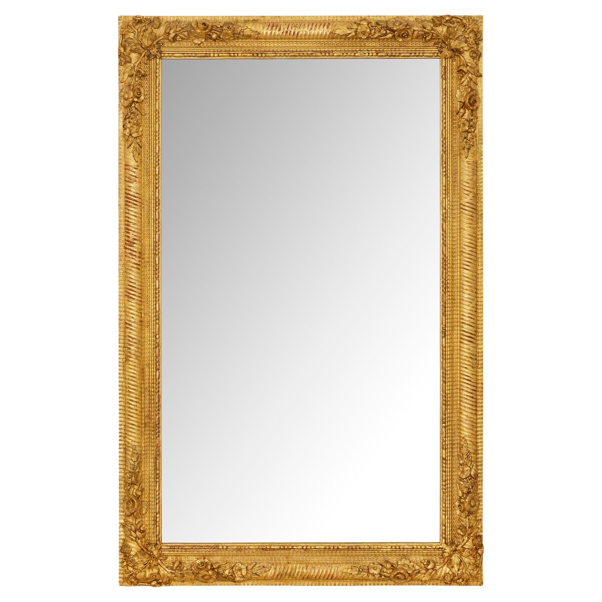 Specchio francese del XIX secolo in legno dorato di stile Luigi XVI