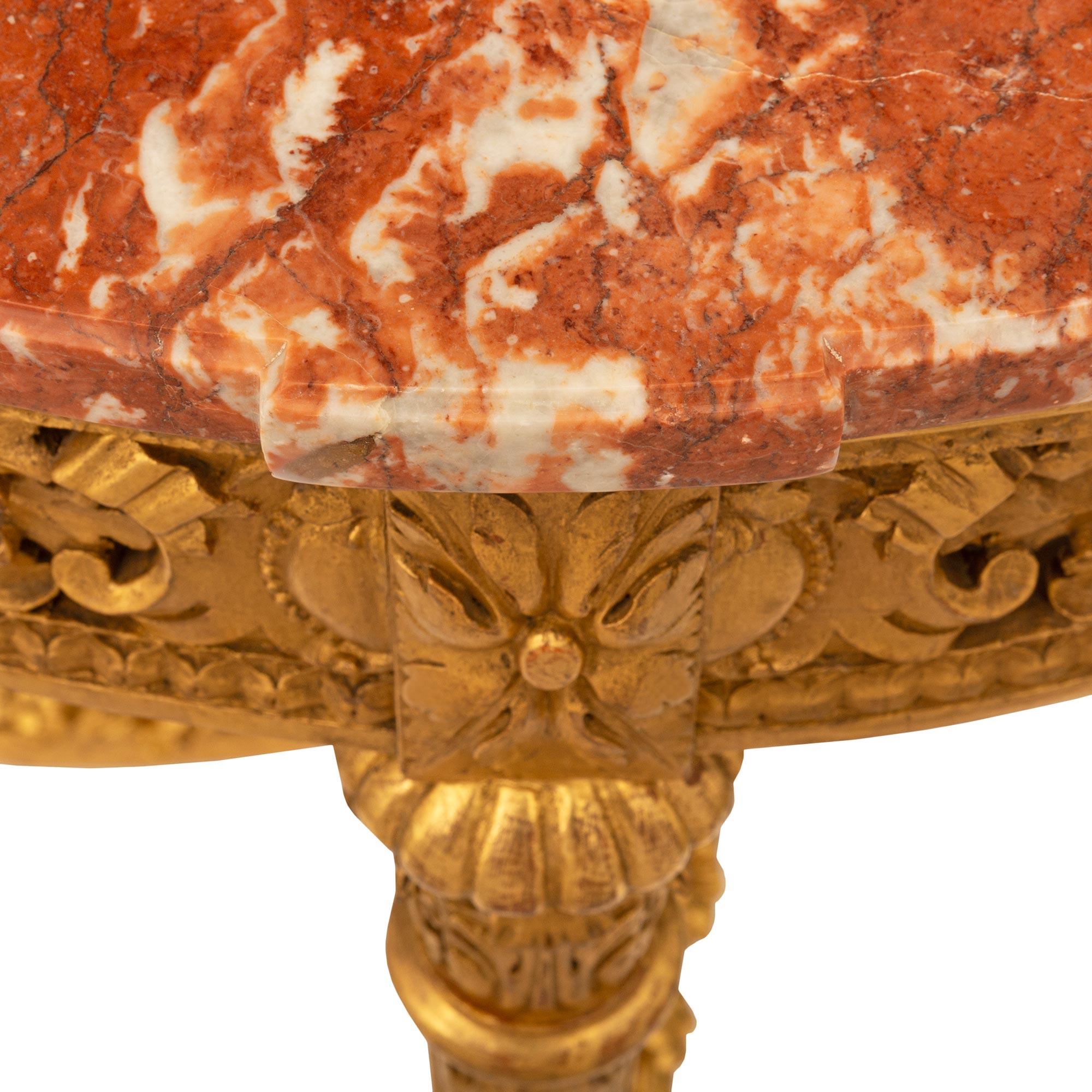 Table d'appoint en bois doré et marbre Rouge de Languedoc de style Louis XVI du 19e siècle Bon état - En vente à West Palm Beach, FL